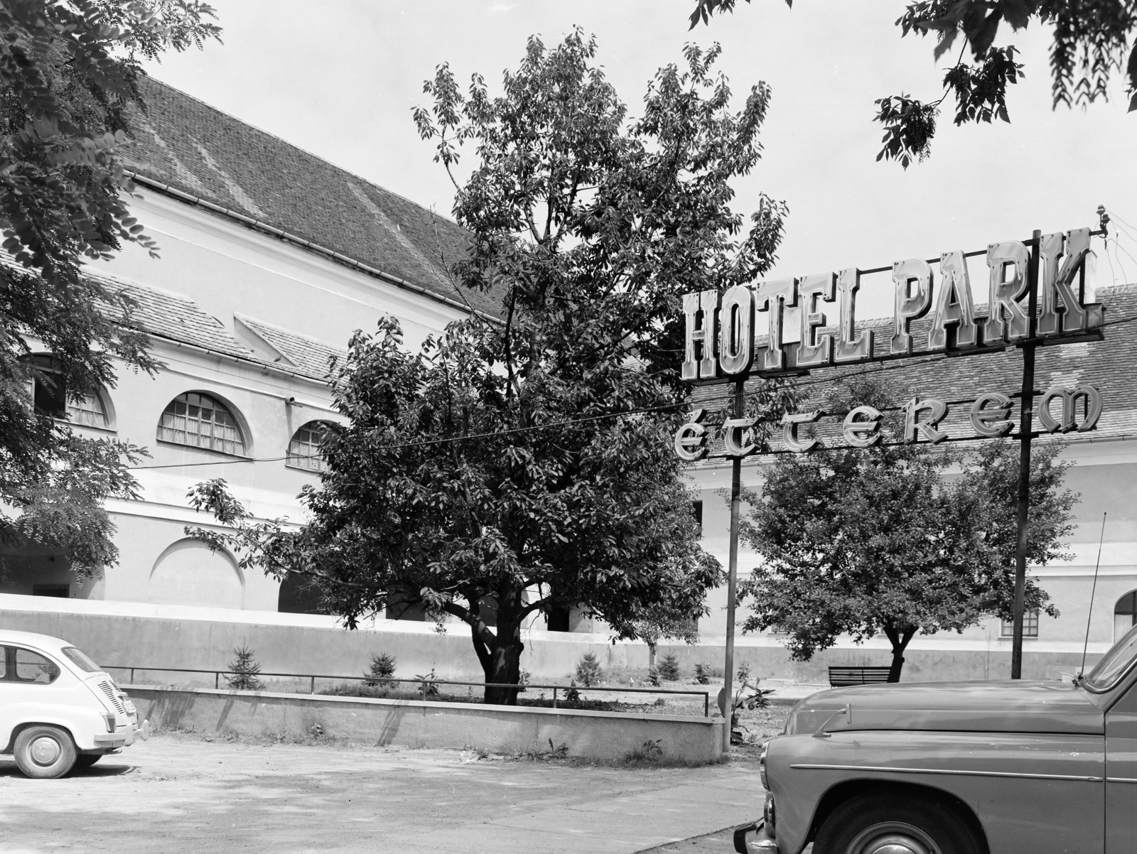 Magyarország, Nagyatád, Széchenyi tér 6., Ferences kolostor (ekkor HotelPark). 
, 1970, FŐFOTÓ, Fortepan #214751