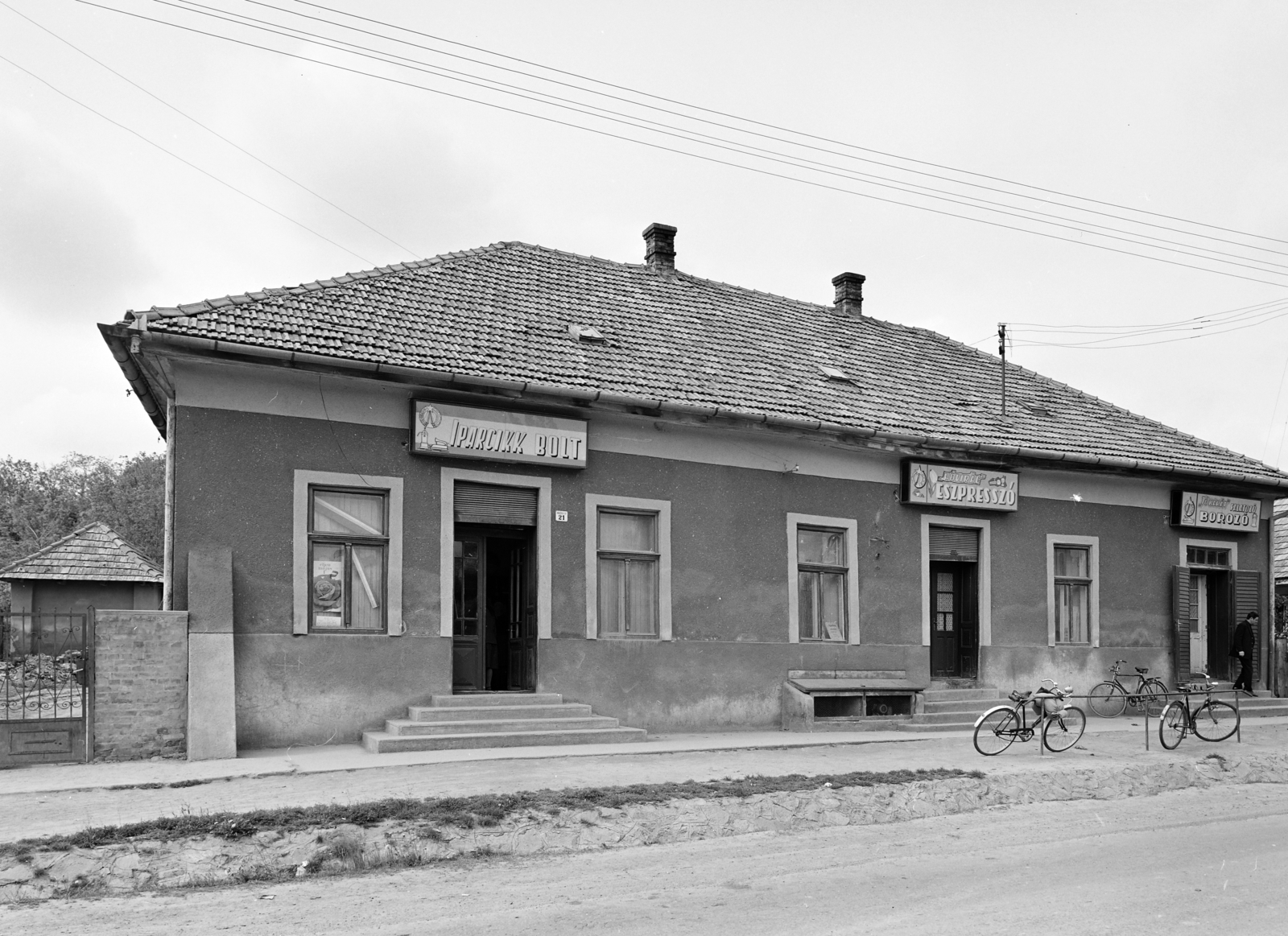 Magyarország, Úri, Rákóczi út 21., Iparcikk Bolt és mellette a Jóbarát eszpresszó, falatozó és borozó., 1970, FŐFOTÓ, háztartási bolt, kerékpár, Fortepan #214754