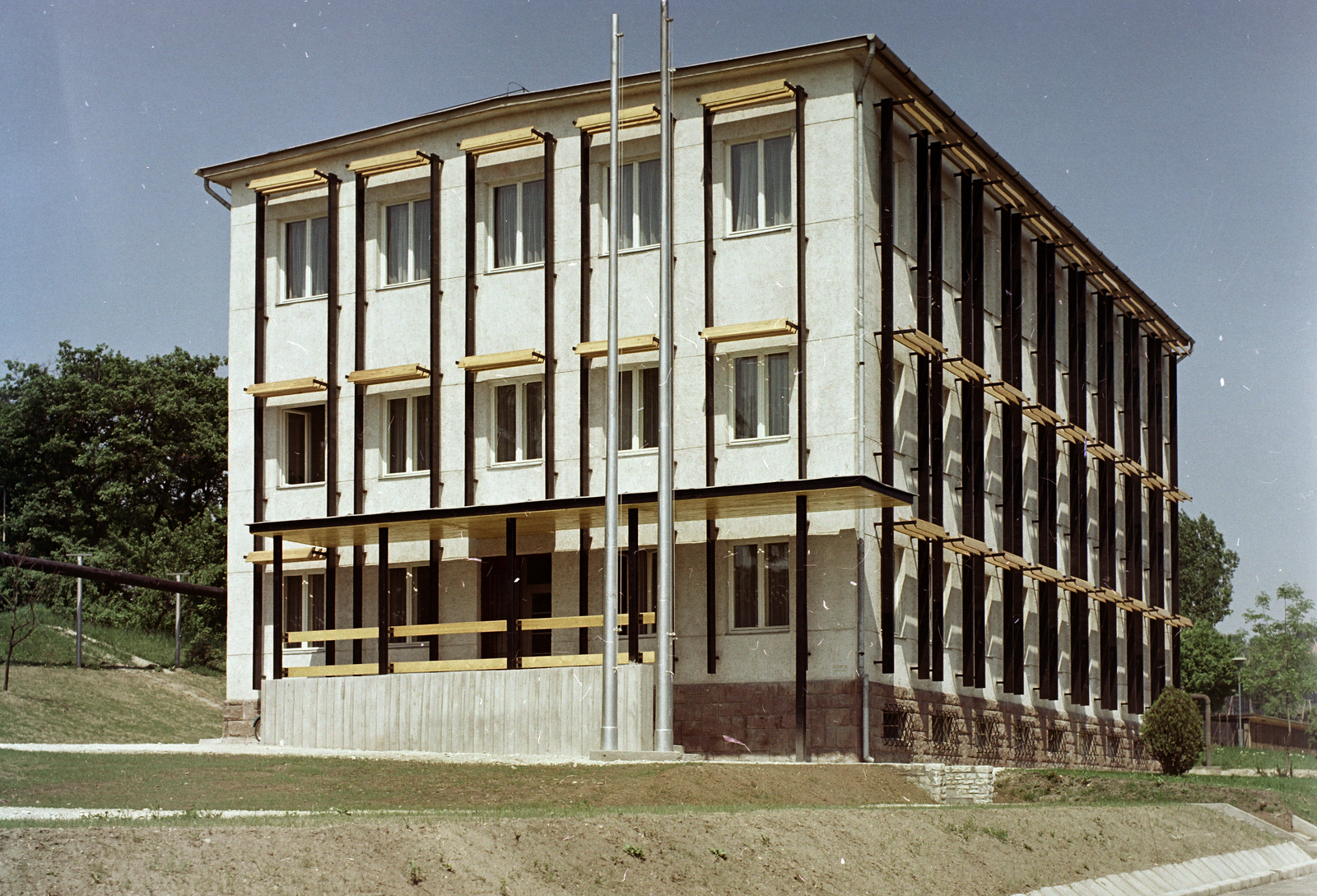 Magyarország, Balatonfűzfő, Fűzfőgyártelep, Nike körút 2., a Nitrokémia pártbizottságának épülete (később lakóház)., 1970, FŐFOTÓ, Fortepan #214757