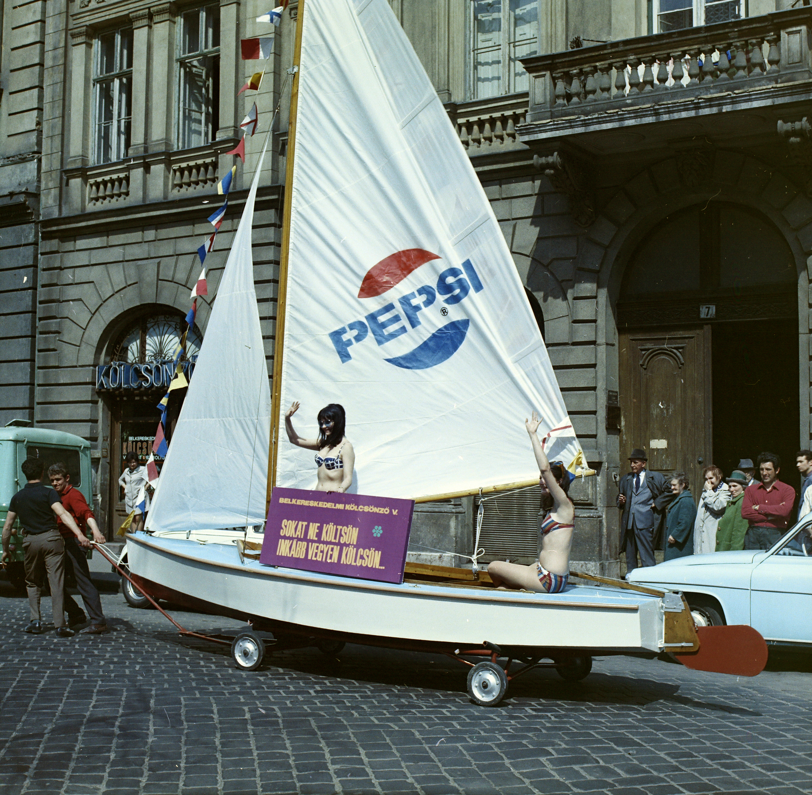 Magyarország, Budapest VI., a felvétel a Jókai tér 7-es számú ház előtt készült., 1970, FŐFOTÓ, Budapest, Fortepan #214759