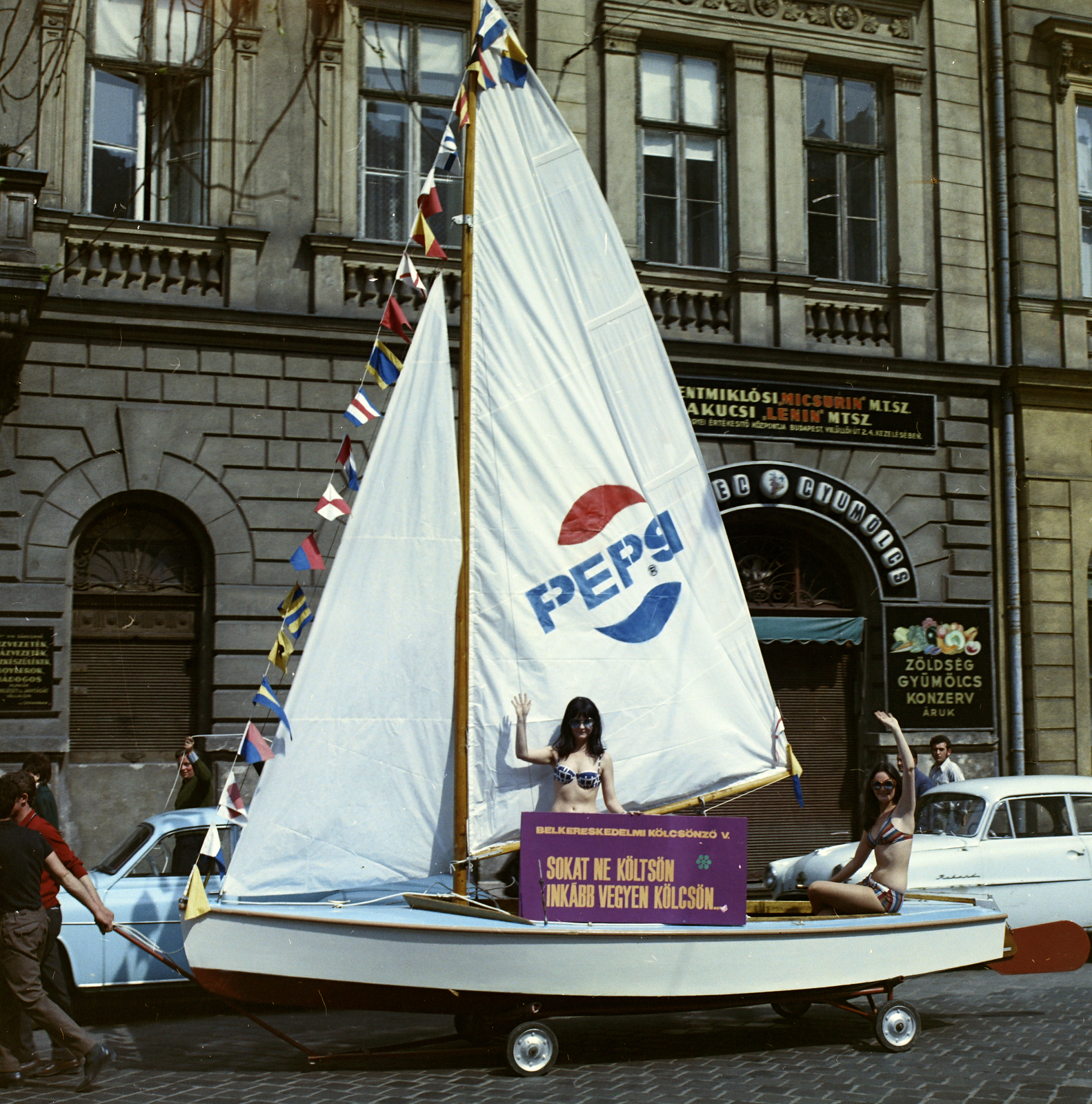 Magyarország, Budapest VI., a felvétel a Jókai tér 7-es számú ház előtt készült., 1970, FŐFOTÓ, Budapest, Best of, Fortepan #214760
