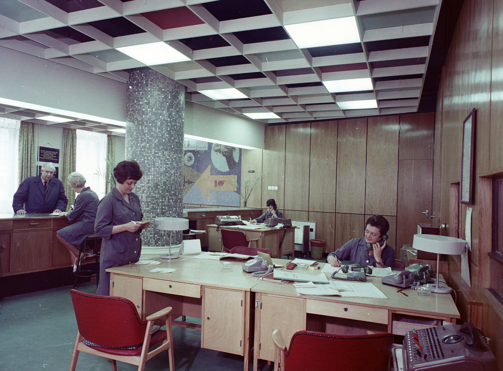 Hungary, Budapest VIII., József körút 50., a VOLÁN 1. sz. Vállalat Fuvarvállaló Irodája. A falon Erdély Miklós képzőművész fotómozaikja (1970)., 1970, FŐFOTÓ, Budapest, Fortepan #214768