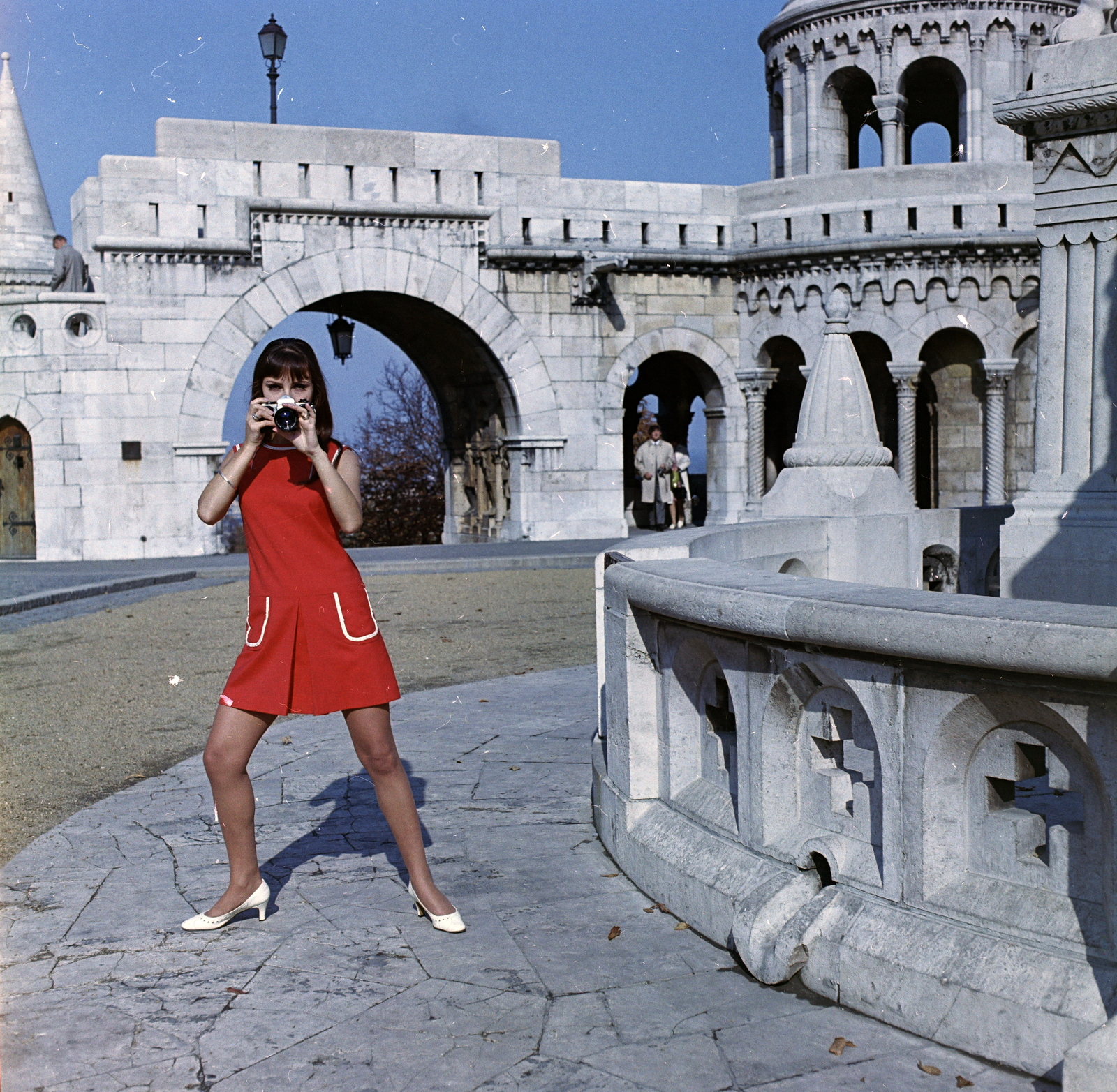 Hungary, Budapest I., Szentháromság tér, a felvétel a Halászbástyánál, a Szent István szobor talapzatánál készült. Vellai Zsuzsanna manöken., 1970, FŐFOTÓ, Budapest, camera, woman, sculpture, Fortepan #214784