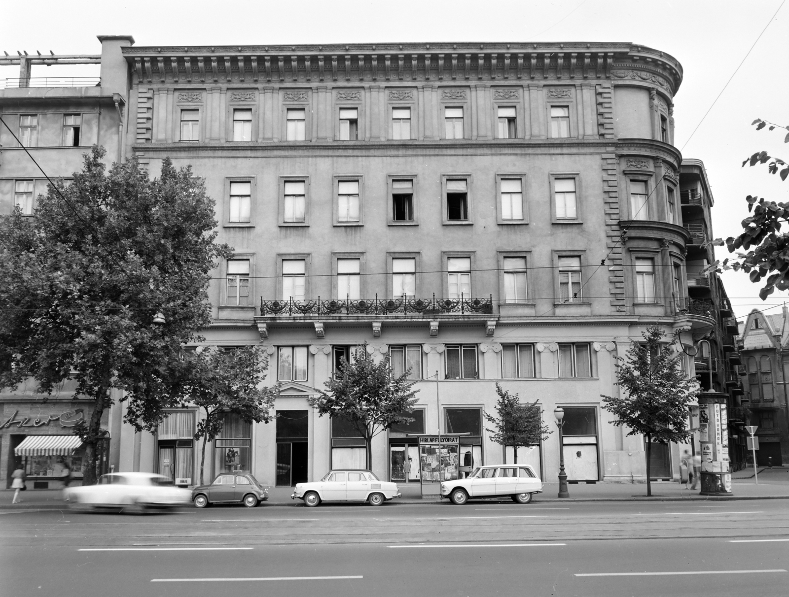 Magyarország, Budapest VI., Bajcsy-Zsilinszky út 21., jobbra az Ó utca., 1970, FŐFOTÓ, Budapest, Fiat 500, Citroen Ami, épület, üzlet, fa, utcakép, Fortepan #214791