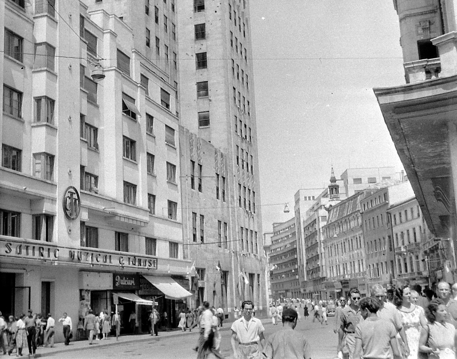 Romania, Bucharest, Calea Victoriei, Tanase Színház., 1957, Gyöngyi, street view, theater, neon sign, store display, awning, Fortepan #2148