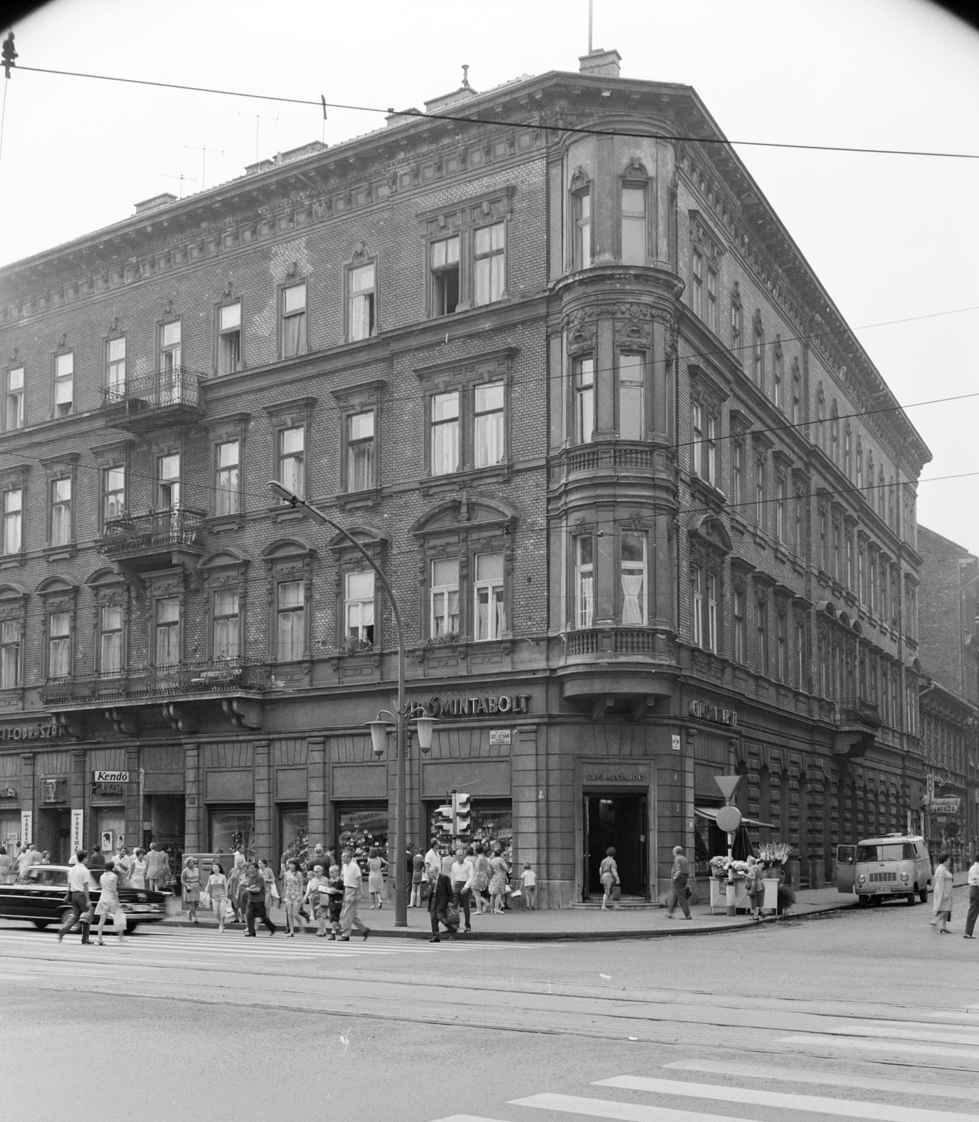 Magyarország, Budapest XIII.,Budapest V., Szent István körút, jobbra a 23. számú ház a Nagy Ignác utca sarkán., 1970, FŐFOTÓ, Budapest, Fortepan #214817