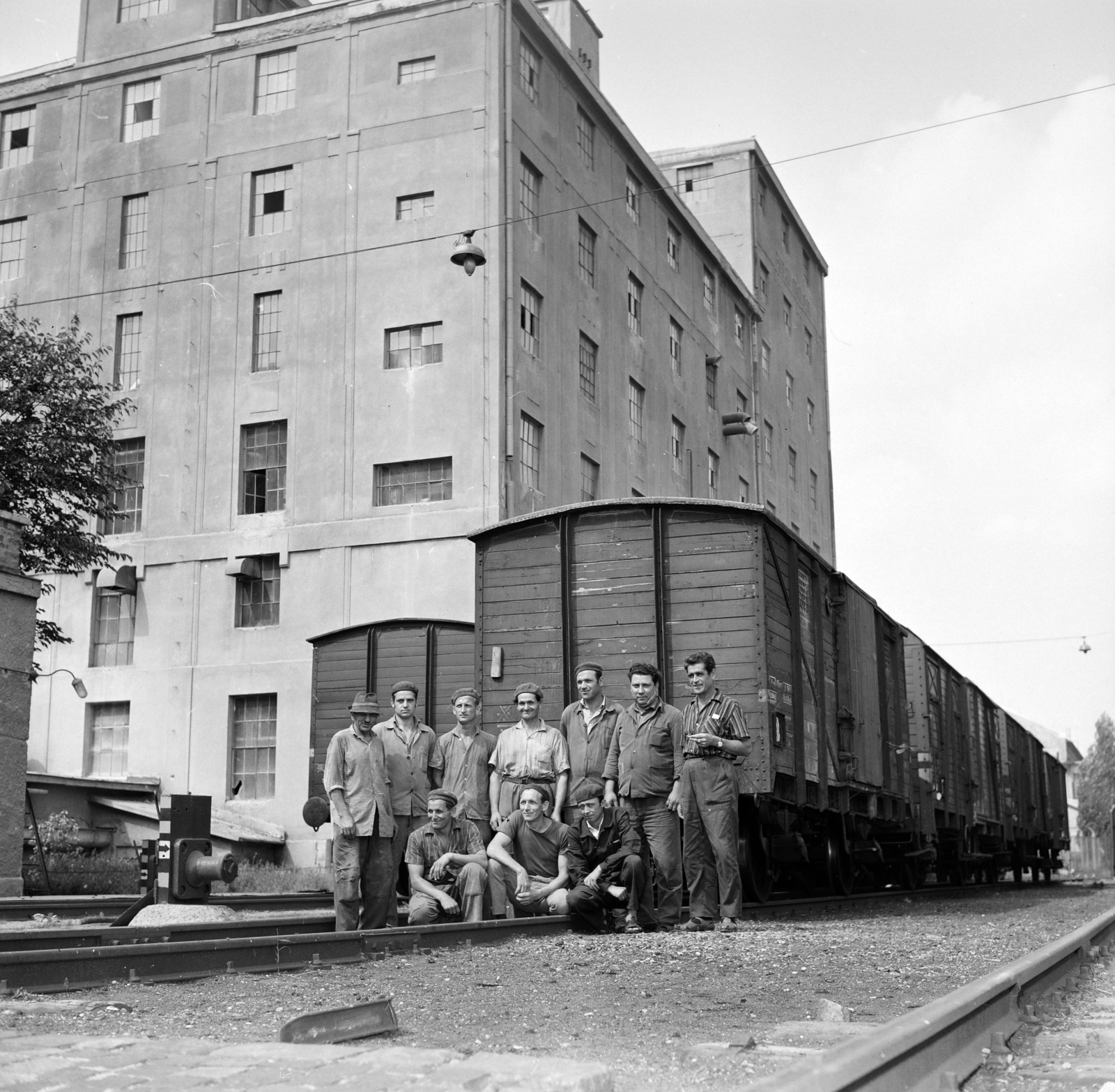 Magyarország, Budapest XI., Budai Hengermalom, az iparvágány a Hengermalom út és a Kelenföldi Hőerőmű felé vezet., 1970, FŐFOTÓ, Budapest, sínpálya, vagon, munkás, Fortepan #214822