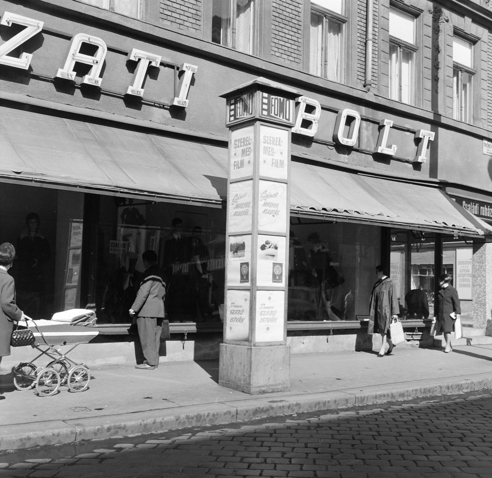 Magyarország, Budapest VII., Thököly út, a Fővárosi Moziüzemi Vállalat (FŐMO) által forgalmazott filmek hirdetőoszlopa a 24-es számú ház előtt., 1970, FŐFOTÓ, Budapest, hirdetőoszlop, kirakat, Fortepan #214829
