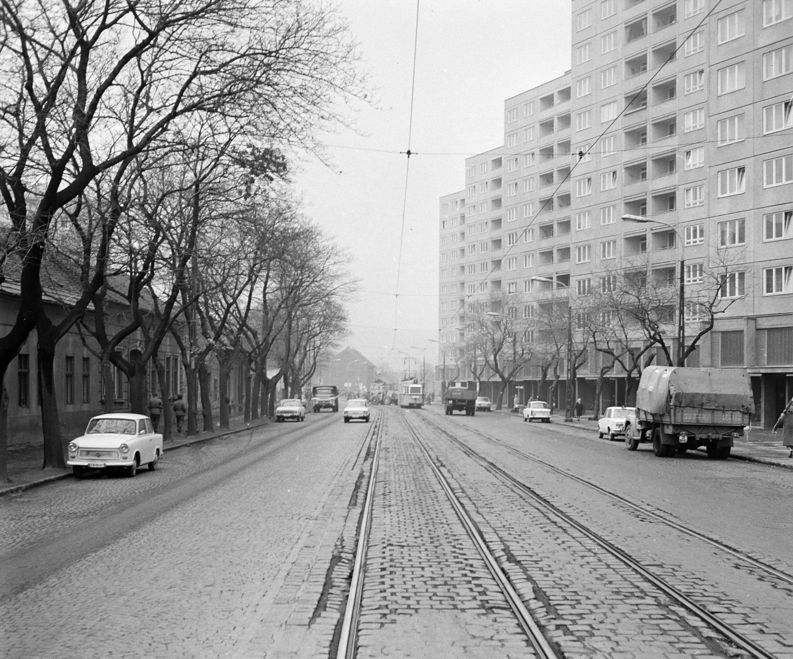 Magyarország, Budapest III., Vörösvári út a Bécsi út felé nézve. A villamosoknál balra a Szőlő utca, jobbra a Vihar utca., 1971, FŐFOTÓ, Budapest, Fortepan #214840