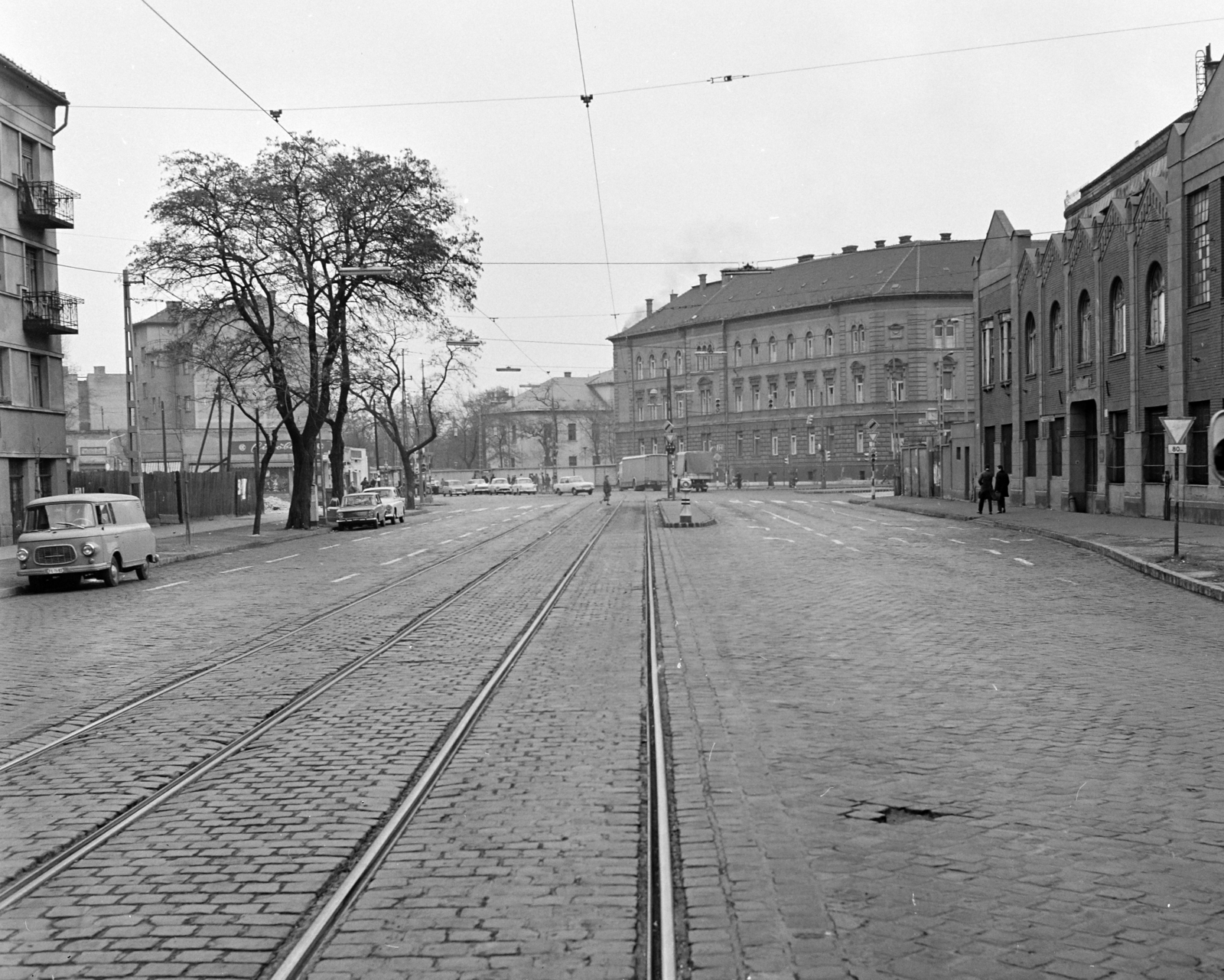 Magyarország, Budapest XIII., Lehel utca, villamosmegálló a Róbert Károly körúti kereszteződésnél. Jobbra az Evőeszköz és Acélárugyár (Lehel utca 51-53.), szemben a Róbert Károly Körúti Kórház egyik épülete., 1970, FŐFOTÓ, Budapest, sínpálya, Fortepan #214850