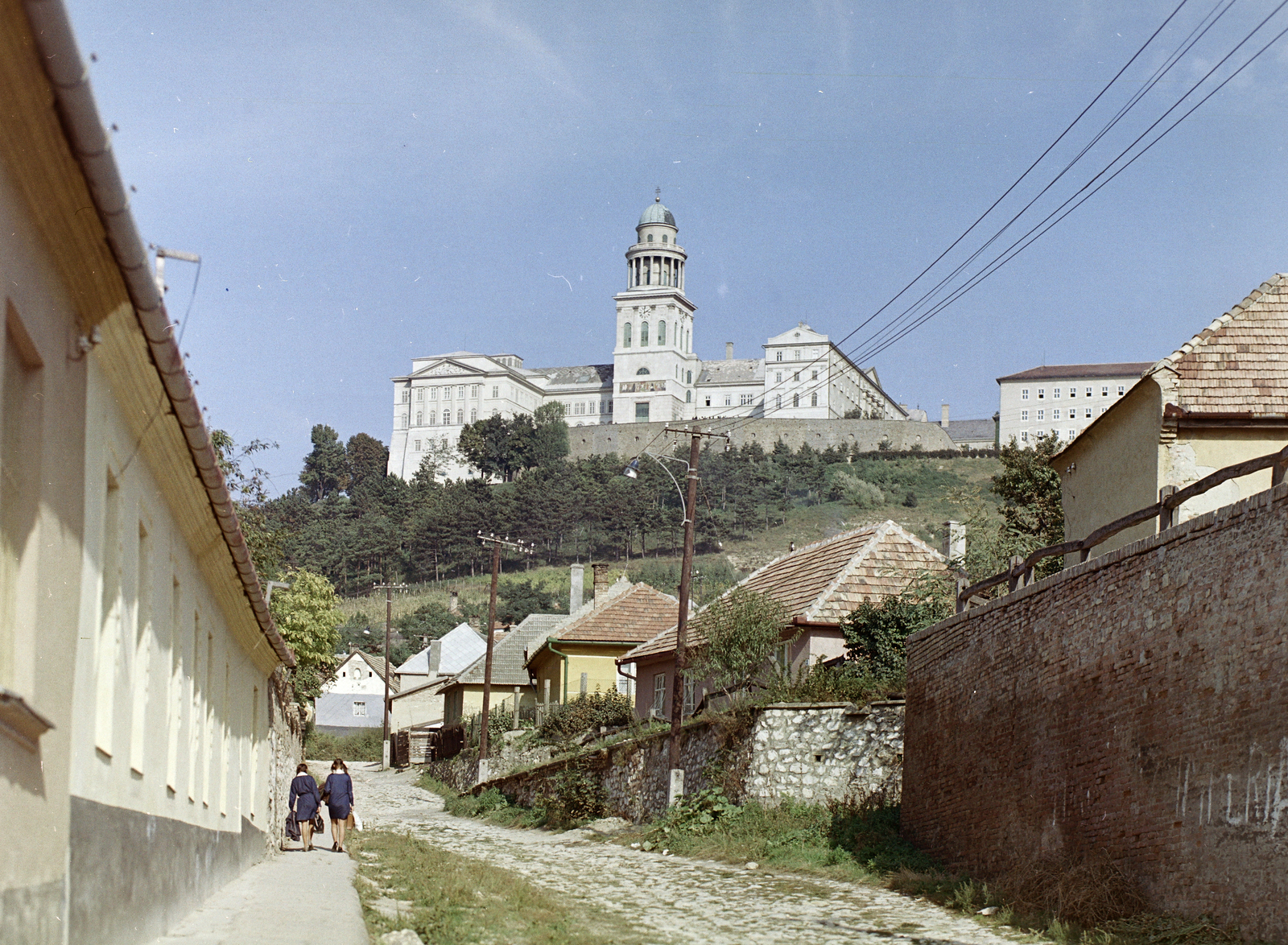 Hungary, Pannonhalma, Váralja utca, szemben a Bencés Főapátság., 1970, FŐFOTÓ, Fortepan #214852