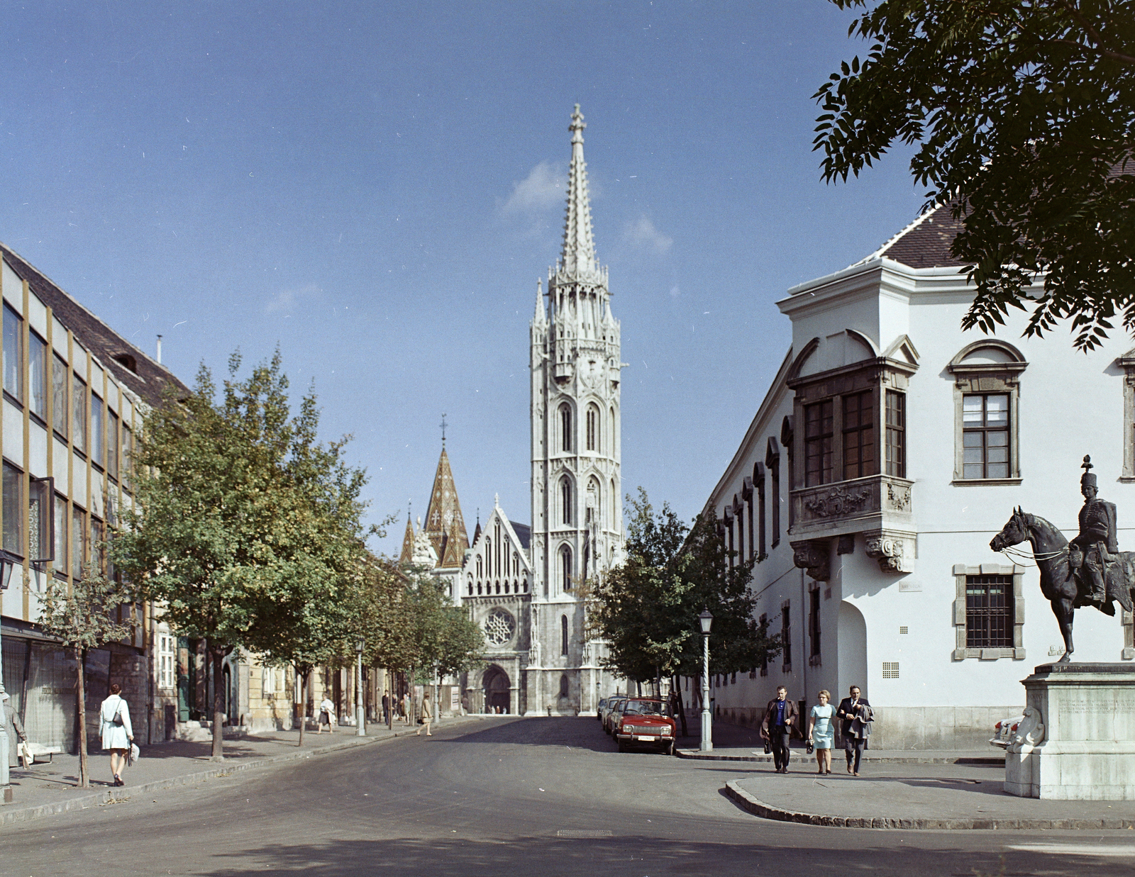 Hungary, Budapest I., Szentháromság utca, szemben a Mátyás-templom. Jobbra az Úri utcánál Hadik András lovasszobra (ifj. Vastagh György, 1937.) és mögötte a régi budai Városháza épülete látható., 1970, FŐFOTÓ, Budapest, Fortepan #214853