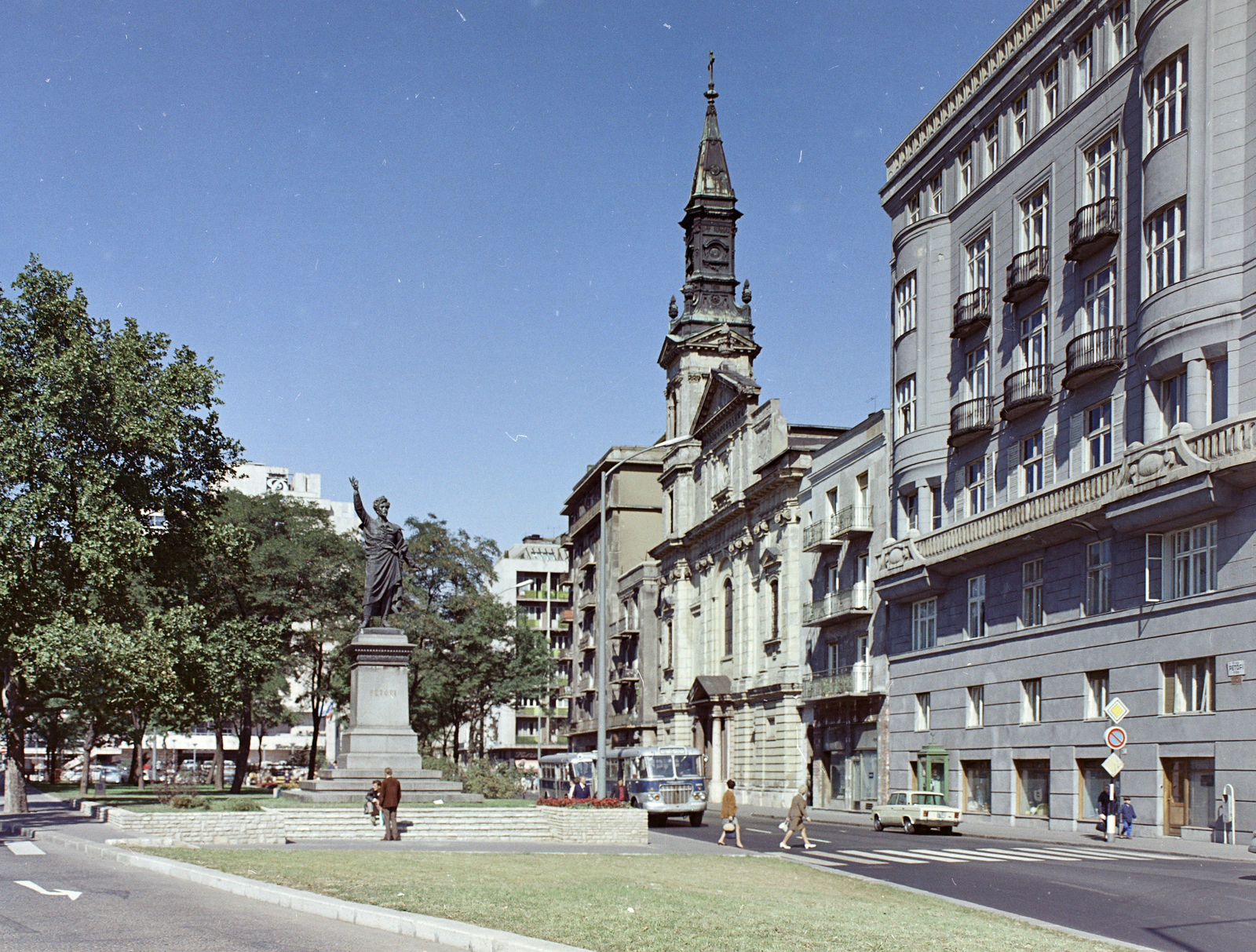 Hungary, Budapest V., Petőfi tér, Petőfi Sándor szobra (Huszár Andor, 1882.), jobbra az ortodox székesegyház., 1970, FŐFOTÓ, Budapest, Fortepan #214858