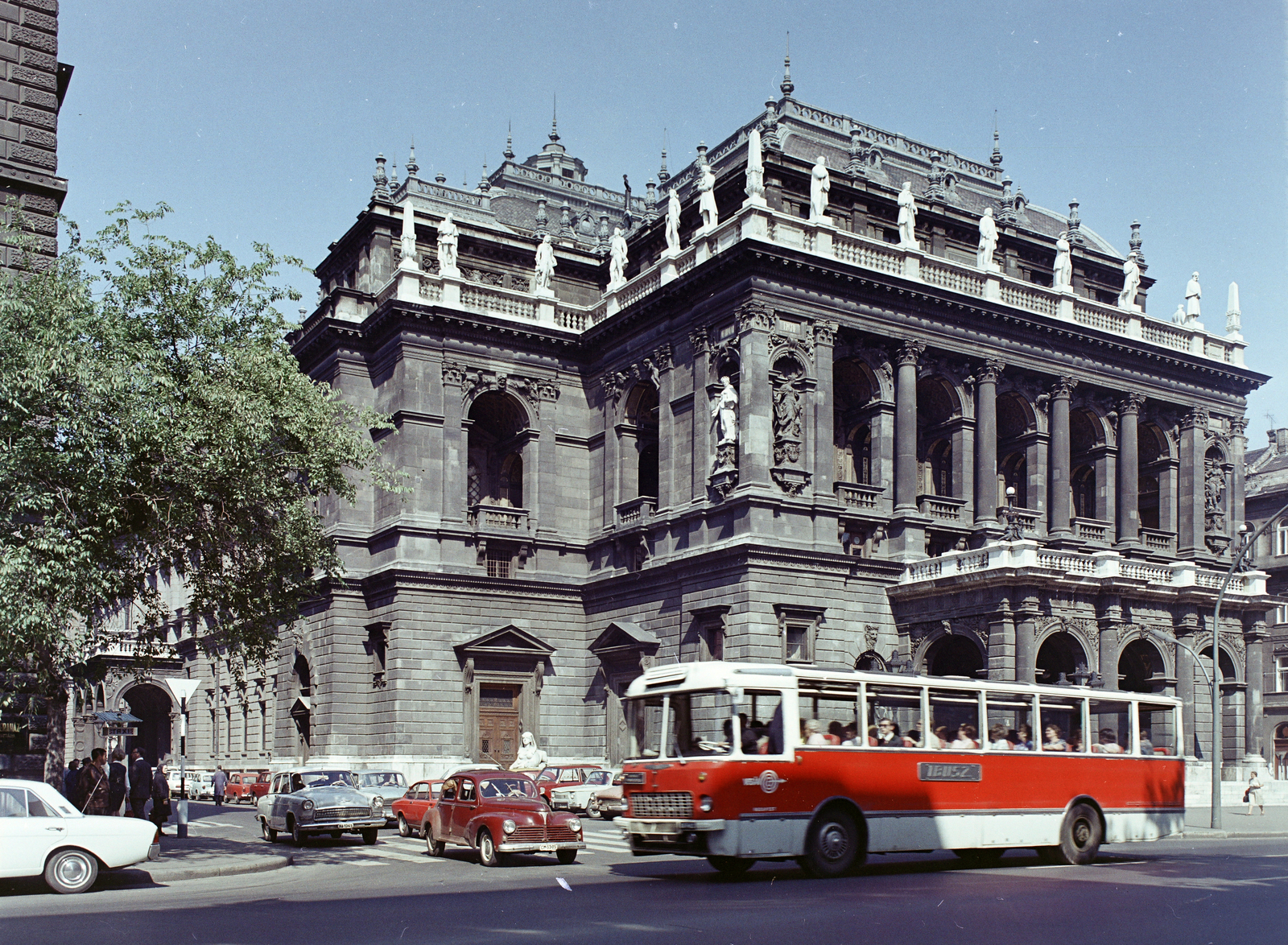 Hungary, Budapest V., Andrássy út (Népköztársaság útja), a Magyar Állami Operaház épülete (Ybl Miklós, 1884.), 1970, FŐFOTÓ, bus, Ikarus-brand, Volán organisation, Budapest, Fortepan #214860