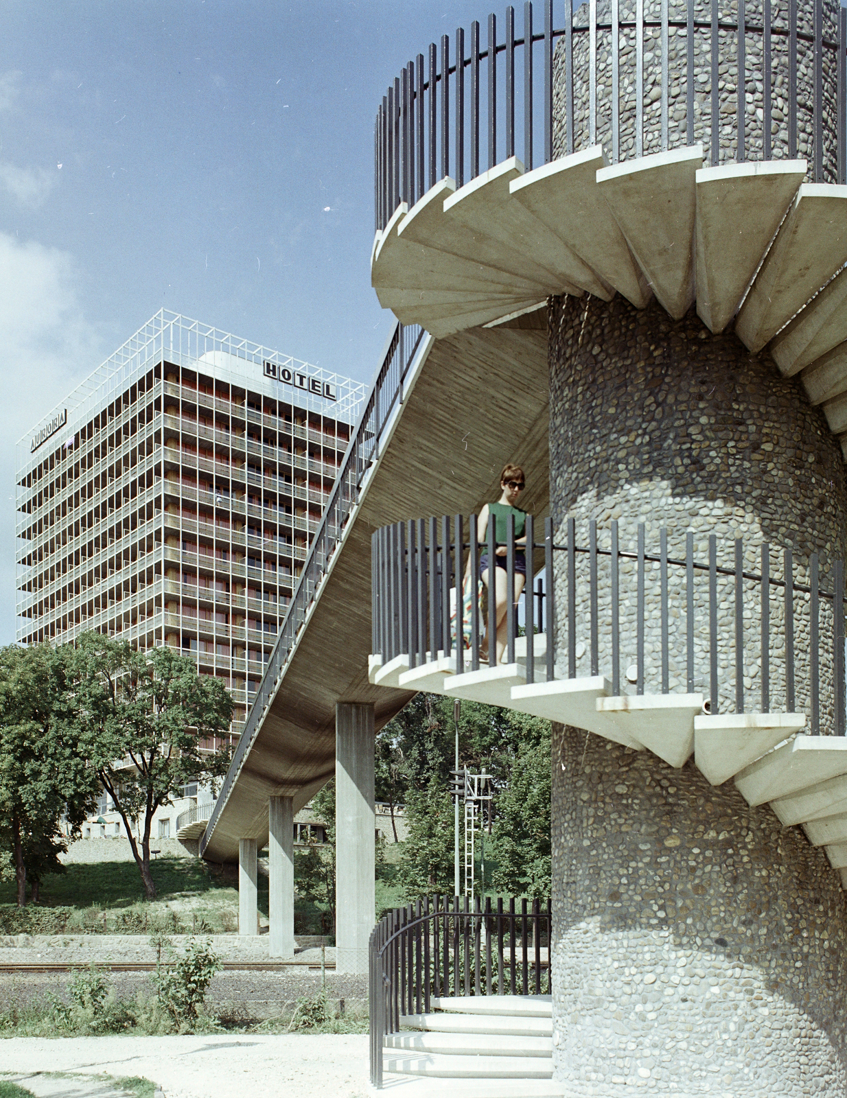 Hungary, Balatonalmádi, Hotel Aurora, a főút és a vasút feletti átjáró a Balatonhoz., 1970, FŐFOTÓ, Fortepan #214861