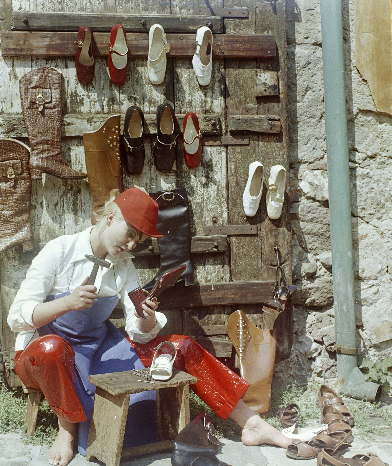 1970, FŐFOTÓ, shoe, footstool, boots, barefoot, gutter, fashion photo, Fortepan #214873