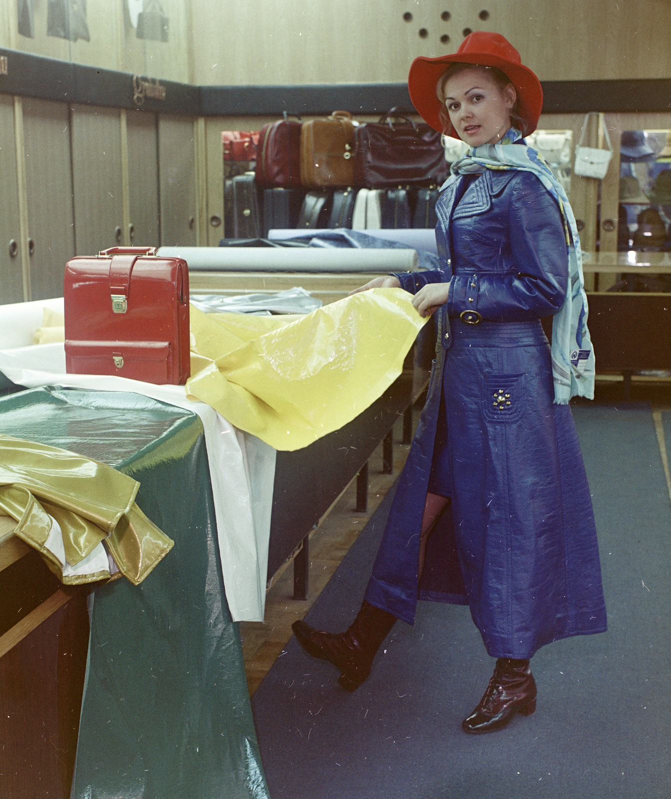 Hungary, Budapest VIII., Rákóczi út 15., Graboplast min­tabolt., 1970, FŐFOTÓ, hat, store, bag, fabrics, Budapest, fashion photo, Fortepan #214875