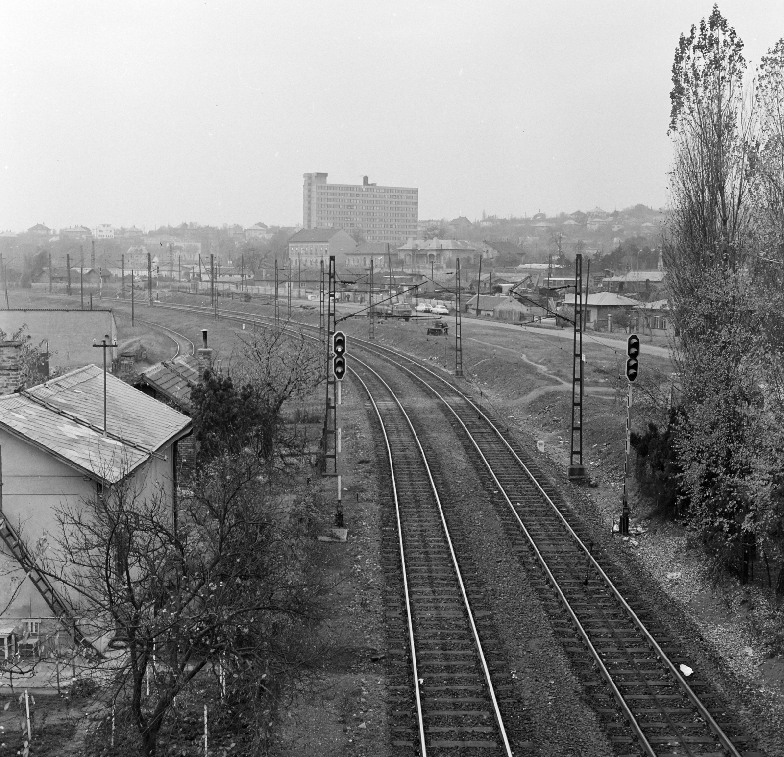 Hungary, Budapest XI., kilátás a Csóka utca és a Hamzsabégi út közötti gyalogos felüljáróról, szemben a raktártelepek mögött a Budaörsi út melletti házak látszanak., 1971, FŐFOTÓ, Budapest, Fortepan #214905