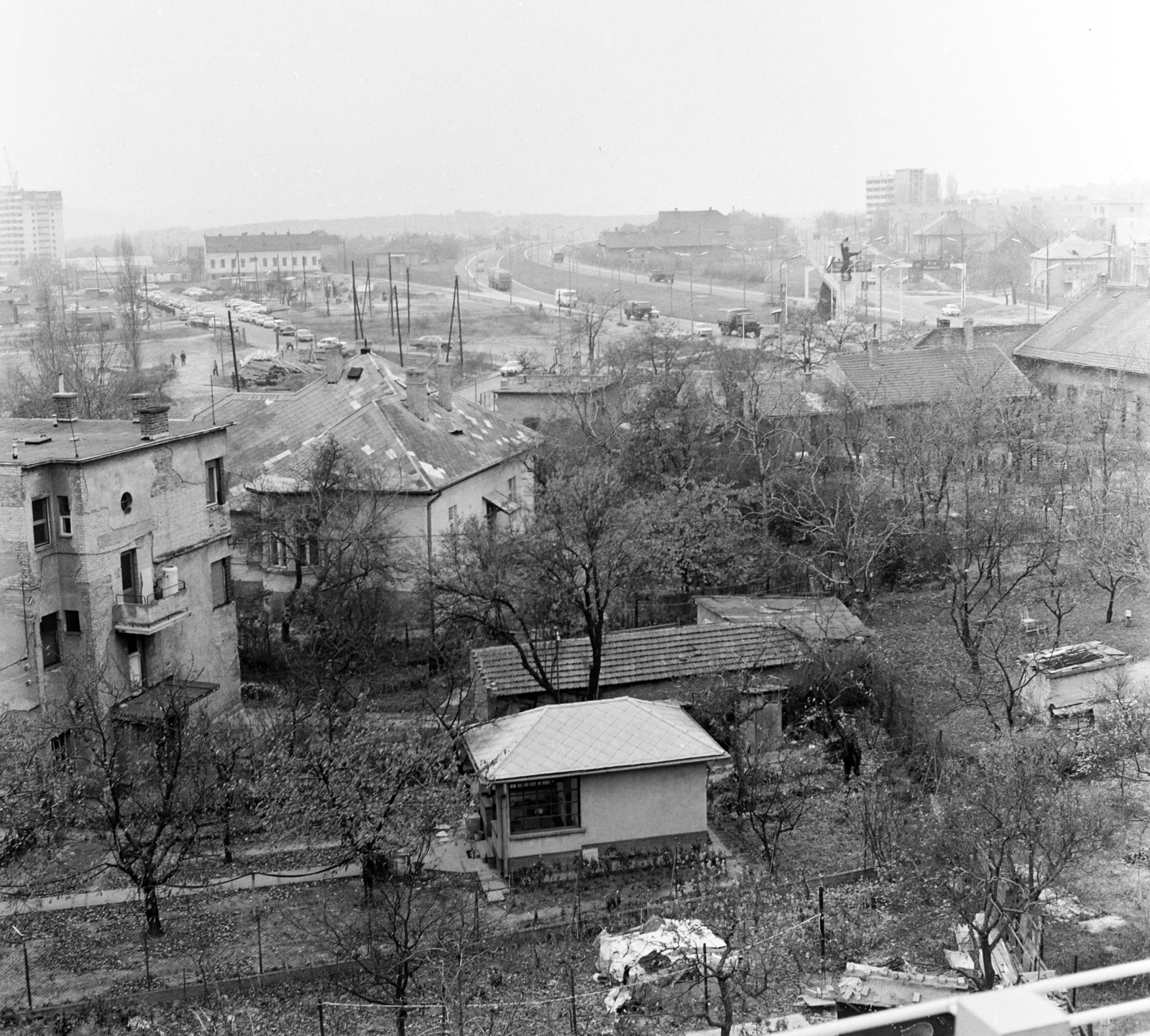 Hungary, Budapest XI., kilátás a Hotel Wien tetejéről a Balatoni út és az M1-M7 közös szakasza, az Osztapenko szobor felé. Előtérben a Rimaszombati út melletti házak., 1971, FŐFOTÓ, Budapest, Fortepan #214906