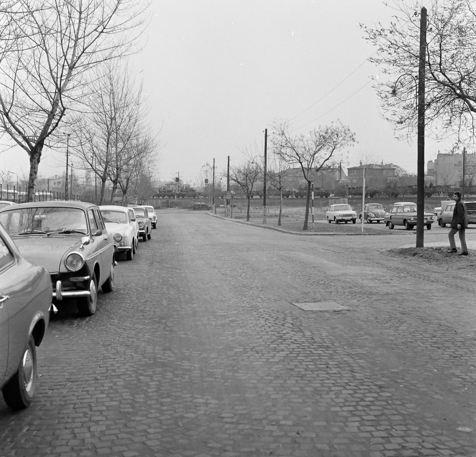 Hungary, Budapest XI., Ajnácskő utca a Hamzsabégi út felé nézve, balra a Kelenföldi buszgarázs kerítése., 1971, FŐFOTÓ, Budapest, Fortepan #214907