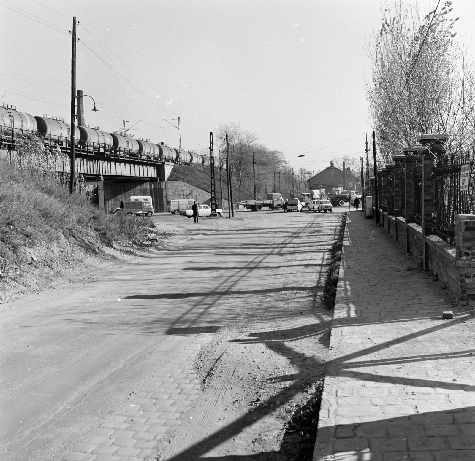 Magyarország, Budapest IX., Laczkovich utca, szemben a Soroksári út, háttérben a villamosvasút és a HÉV forgalmi-műszaki telepei, a Vágóhíd kocsiszín., 1971, FŐFOTÓ, Budapest, Fortepan #214910