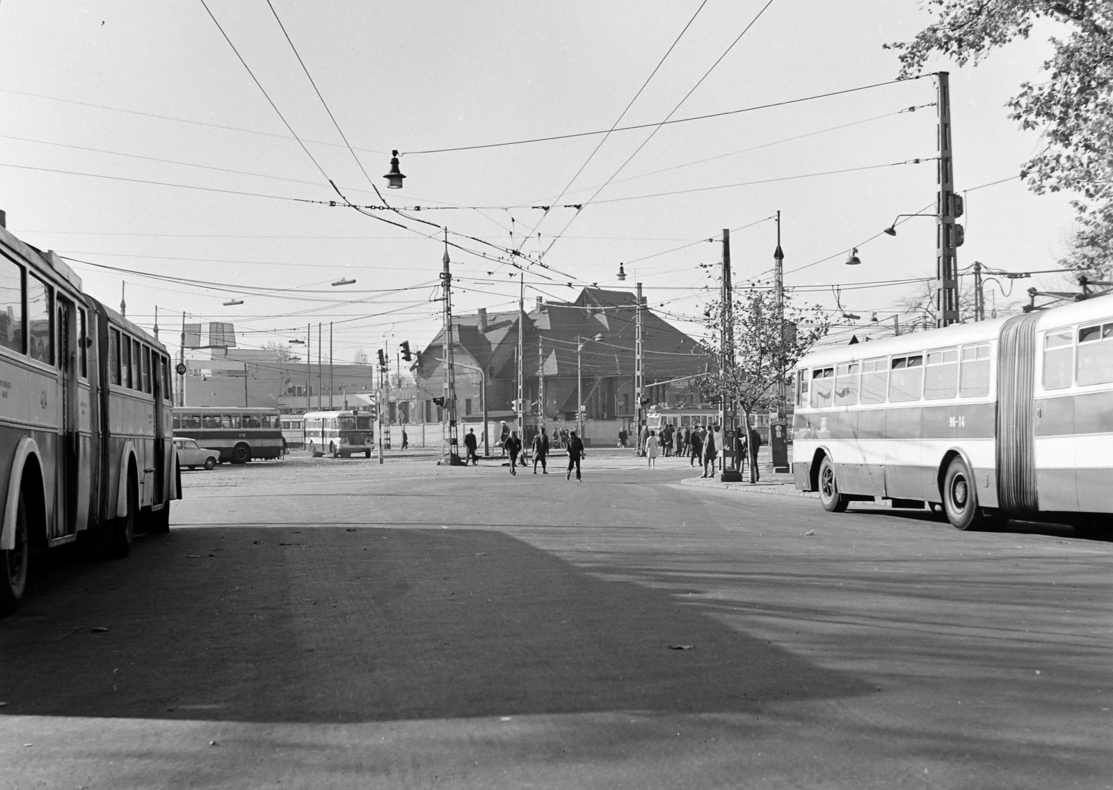 Magyarország, Népliget, Budapest IX.,Budapest X., troli végállomás, szemben az Üllői út - Könyves Kálmán körút kereszteződése és az FTC klubháza., 1971, FŐFOTÓ, trolibusz, Ikarus 180, BKV-szervezet, Ganz UV, Ikarus 60T csuklós, Budapest, Fortepan #214925