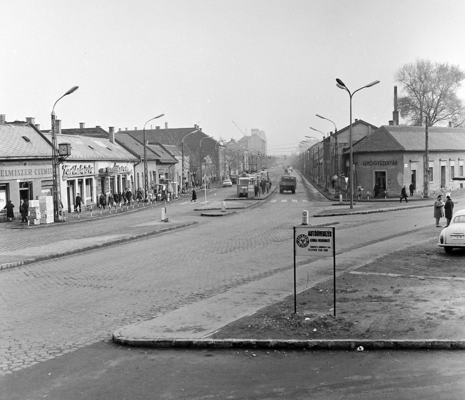 Hungary, Budapest III., Bécsi út, szemben a villamos-végállomás a Vörösvári úton., 1971, FŐFOTÓ, pharmacy, Budapest, Fortepan #214938