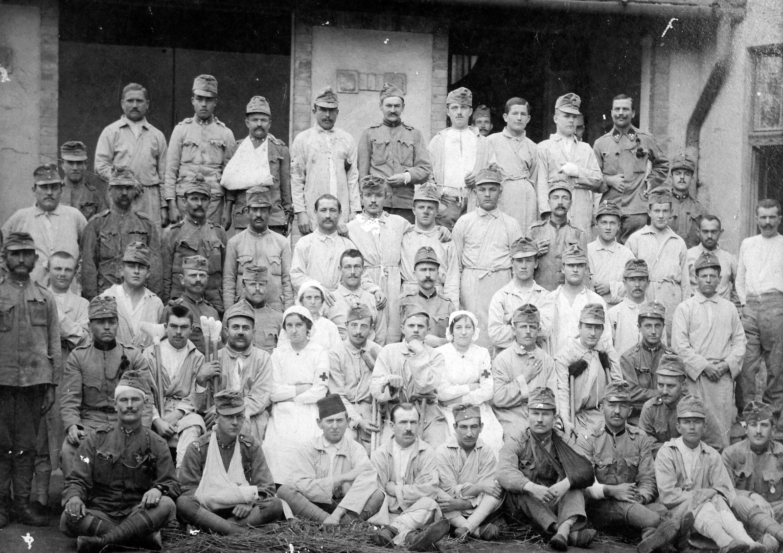 1917, Nagy Csilla, első világháború, egyenruha, gyógyintézmény, csoportkép, nők, férfiak, ápolónő, sebesült, katona, háromszög kendő, Fortepan #21495