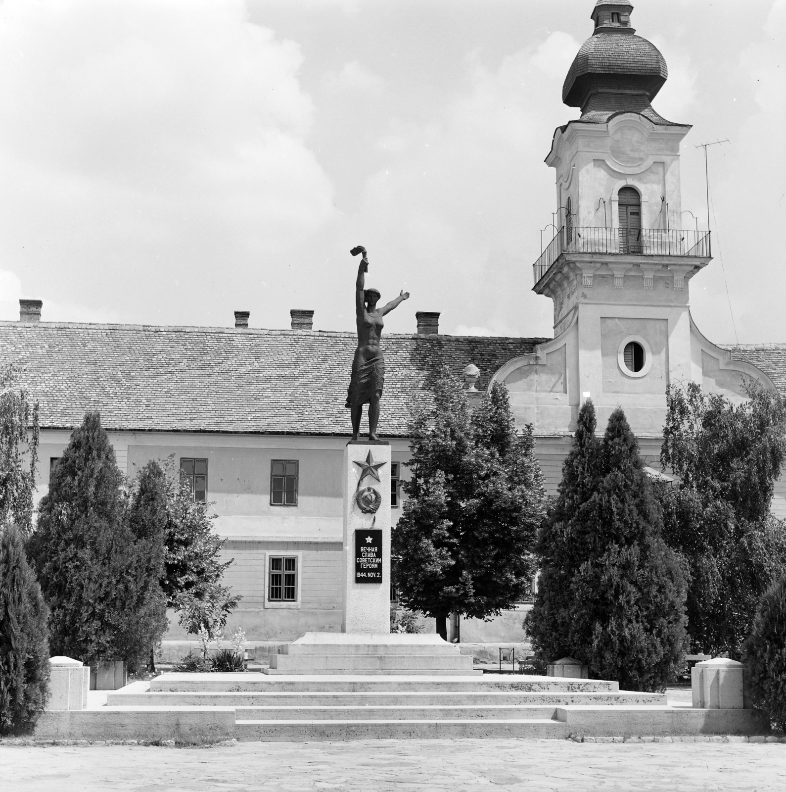 Hungary, Nagykőrös, Szabadság tér, Szabadság szobor (később Fáklyavivő) Somogyi Árpád 1969-ben felavatott alkotása. Háttérben a Városháza., 1971, FŐFOTÓ, Fortepan #214962