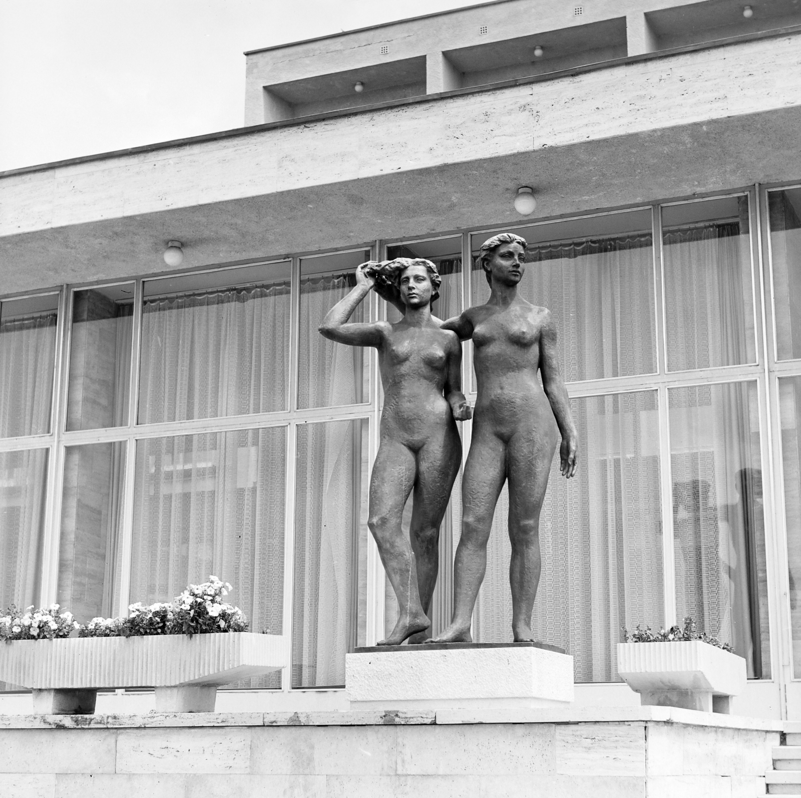 Hungary, Gödöllő, az Agrártudományi (később Szent István) Egyetem Kollégiumának bejárata, Antal Károly alkotása: Ifjúság (1966)., 1971, FŐFOTÓ, Fortepan #214967