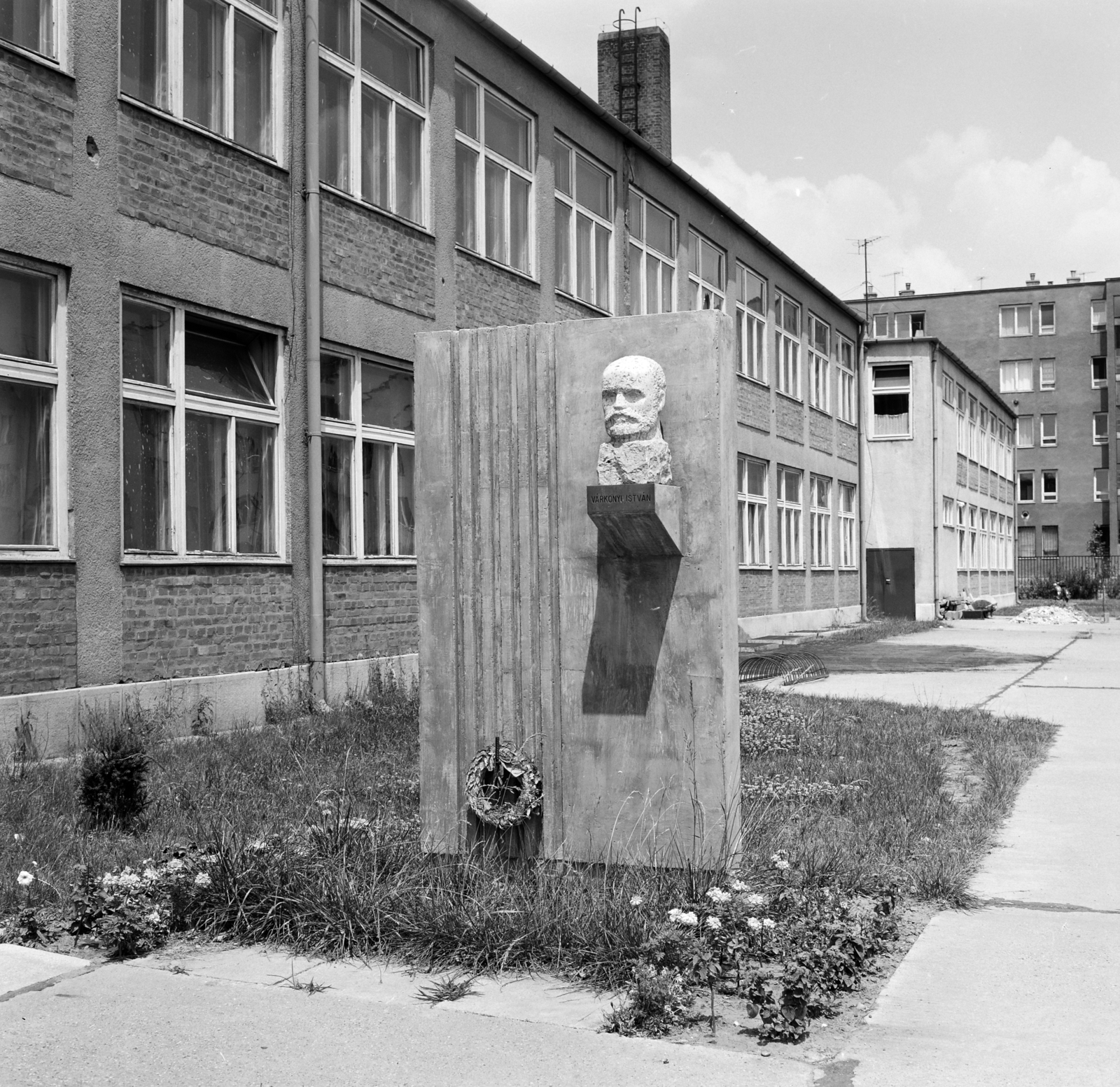 Hungary, Cegléd, Széchenyi út 14/D., a Várkonyi István Általános Iskola főbejáratánál Várkonyi István mellszobra (Rózsa Péter, 1970.)., 1971, FŐFOTÓ, Fortepan #214971