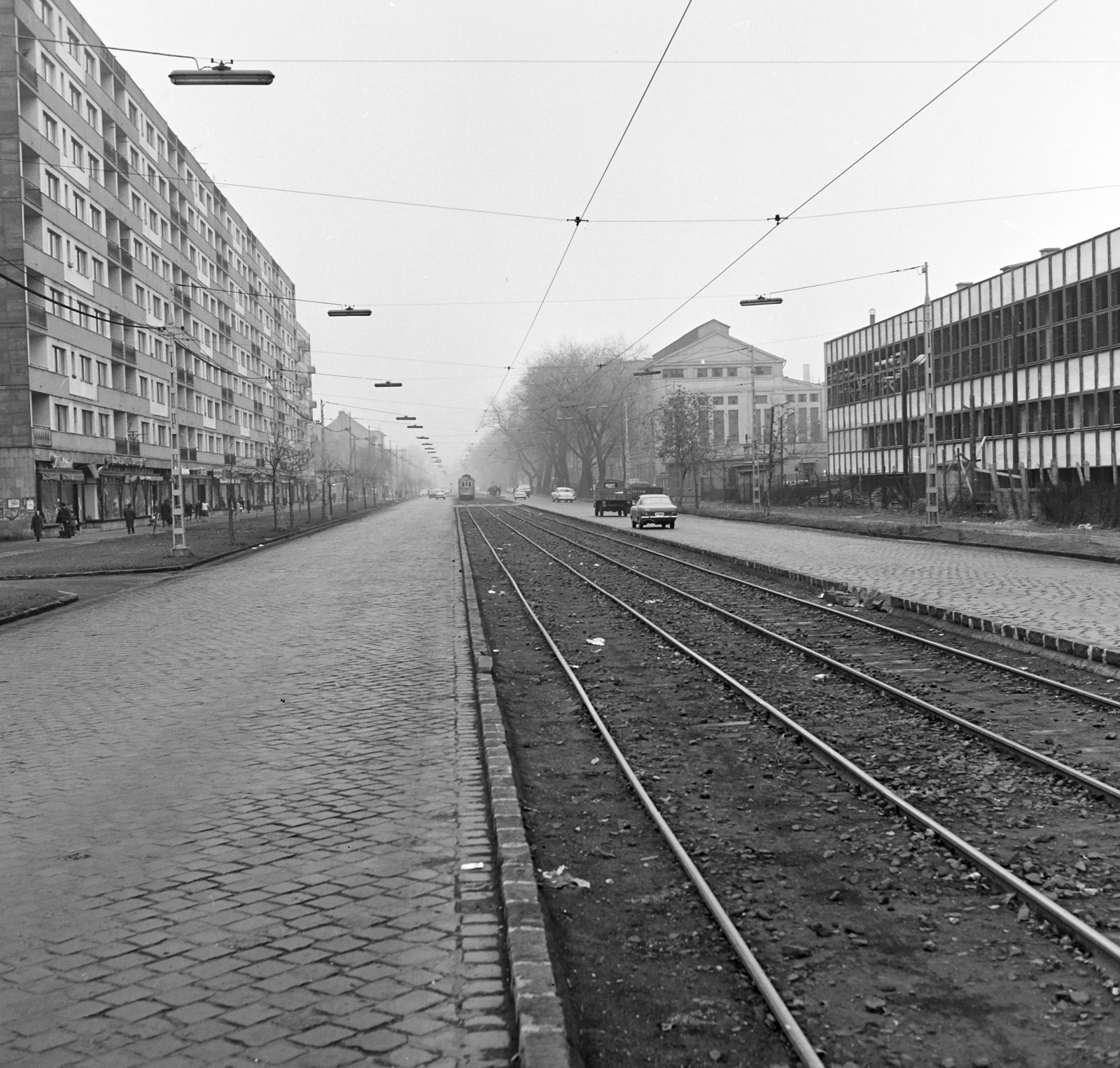 Hungary, Budapest XIII., Váci út a Róbert Károly körút felől a Petneházy utca felé nézve, jobbra az épülő SZOT-irodaház (később Nyugdíjfolyósító), távolabb az Öntödei Vállalat Acélöntő és Csőgyára., 1971, FŐFOTÓ, Budapest, Fortepan #214975