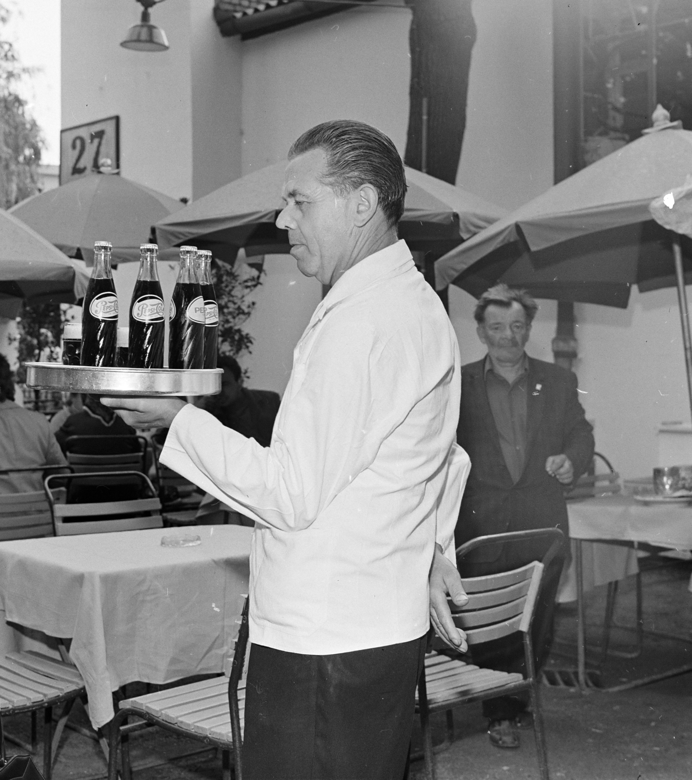 Hungary, Budapest XIV., 1971, FŐFOTÓ, sunshades, waiter, Budapest, Pepsi-brand, Fortepan #214983