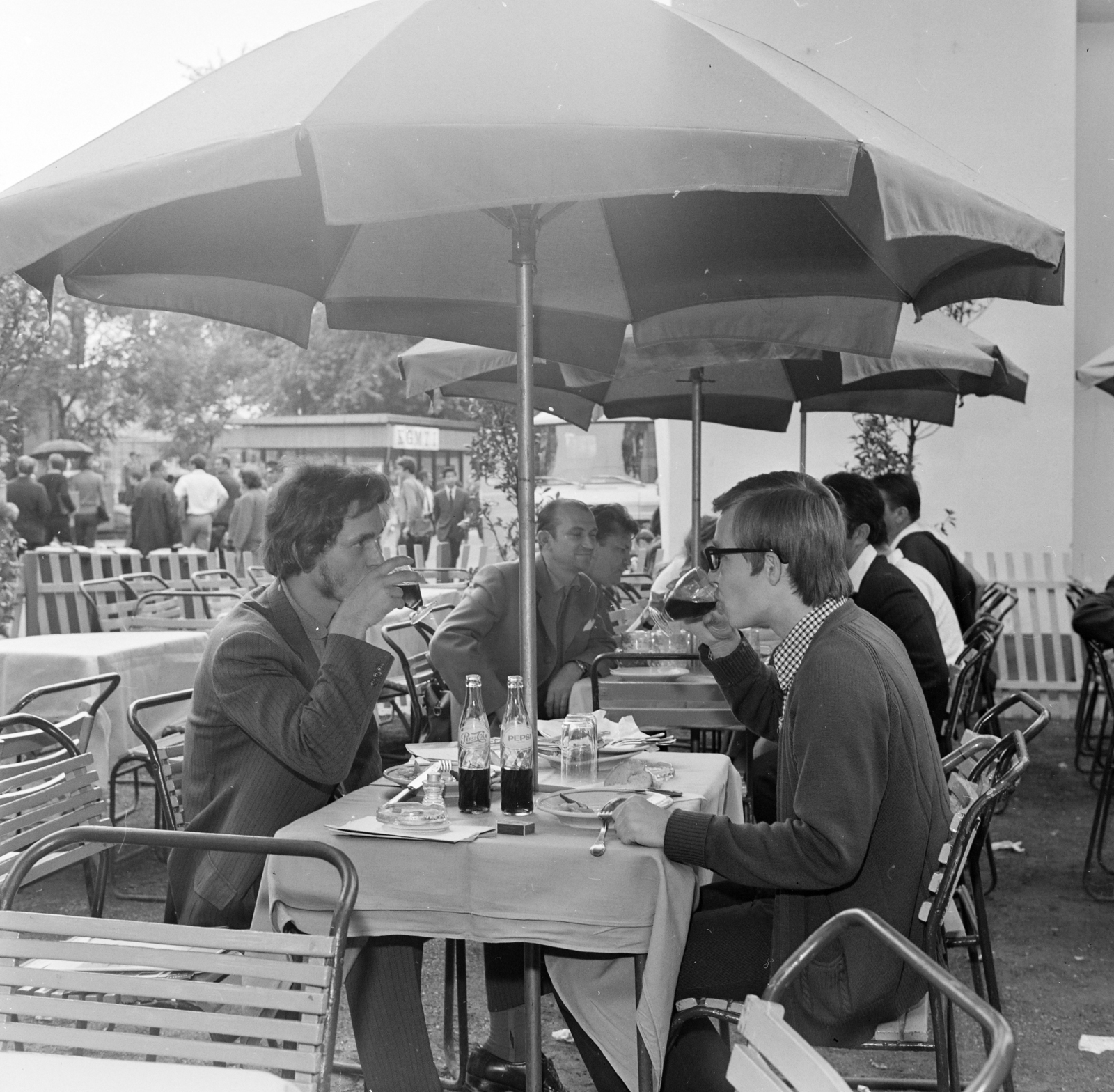 Hungary, Budapest XIV., 1971, FŐFOTÓ, meal, sunshades, Budapest, Pepsi-brand, Fortepan #214984