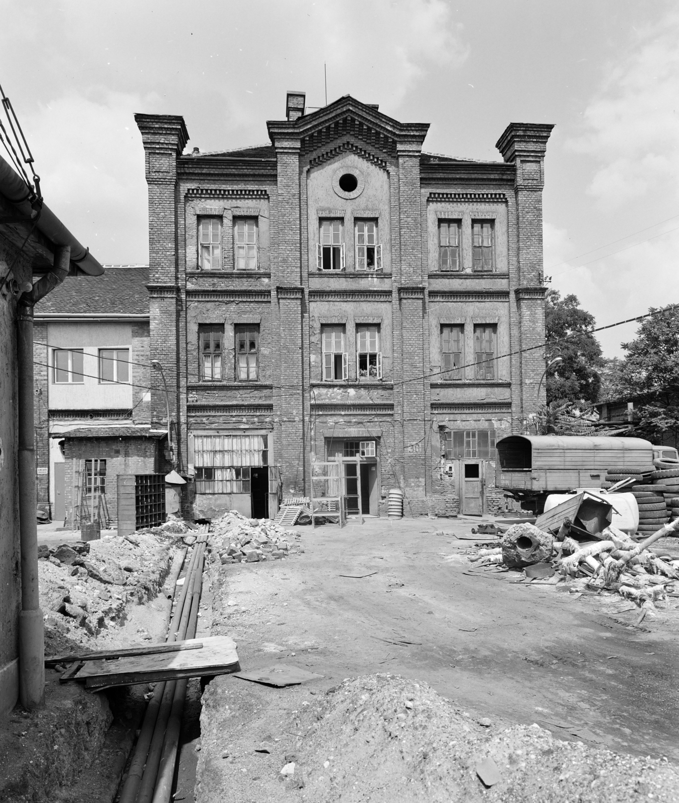 Hungary, Budapest X., Halom utca 42, a Tejipari Szállítási Szolgáltató és Készletező Vállalat (TSzSzKV) gépjárműjavító telepe., 1971, FŐFOTÓ, Budapest, Fortepan #214994