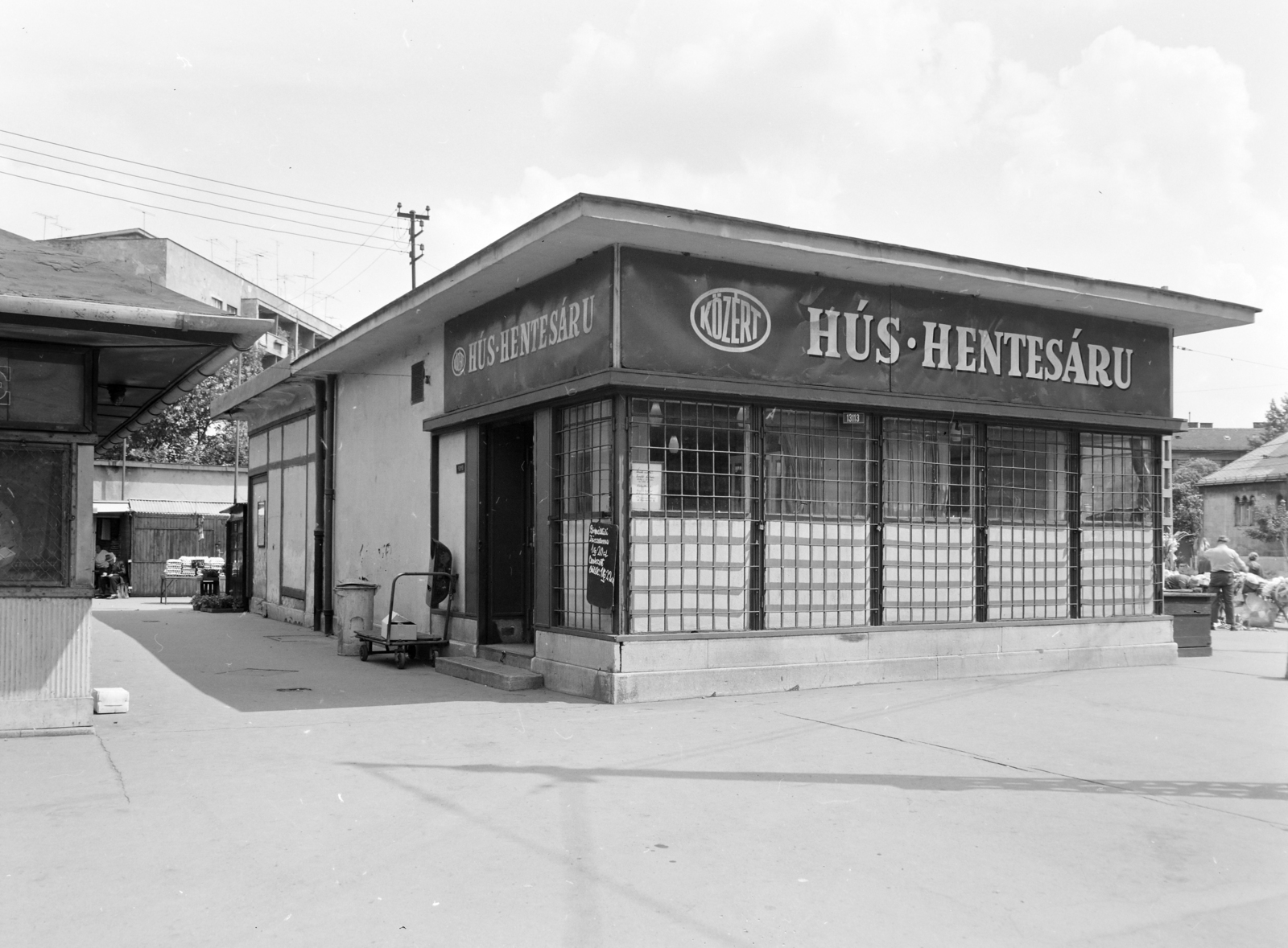 Hungary, Budapest XIII., Lehel (Élmunkás) téri piac. Balra az "Élmunkás házak" egyike, jobbra az Árpád-házi Szent Margit-templom hátsó frontjának sarka látszik., 1971, FŐFOTÓ, Budapest, grocery store, butcher shop, Közért Company, Fortepan #215007