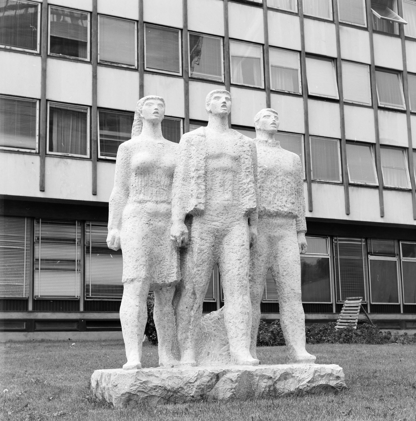 Magyarország, Budapest XII., Csörsz utca - Nagy Jenő utca sarok, Kiss István Fényes szelek / Éneklő munkások című szobra (1970) a MSZMP Pest megyei és Budai járási Bizottsága előtt., 1971, FŐFOTÓ, Budapest, Fortepan #215009