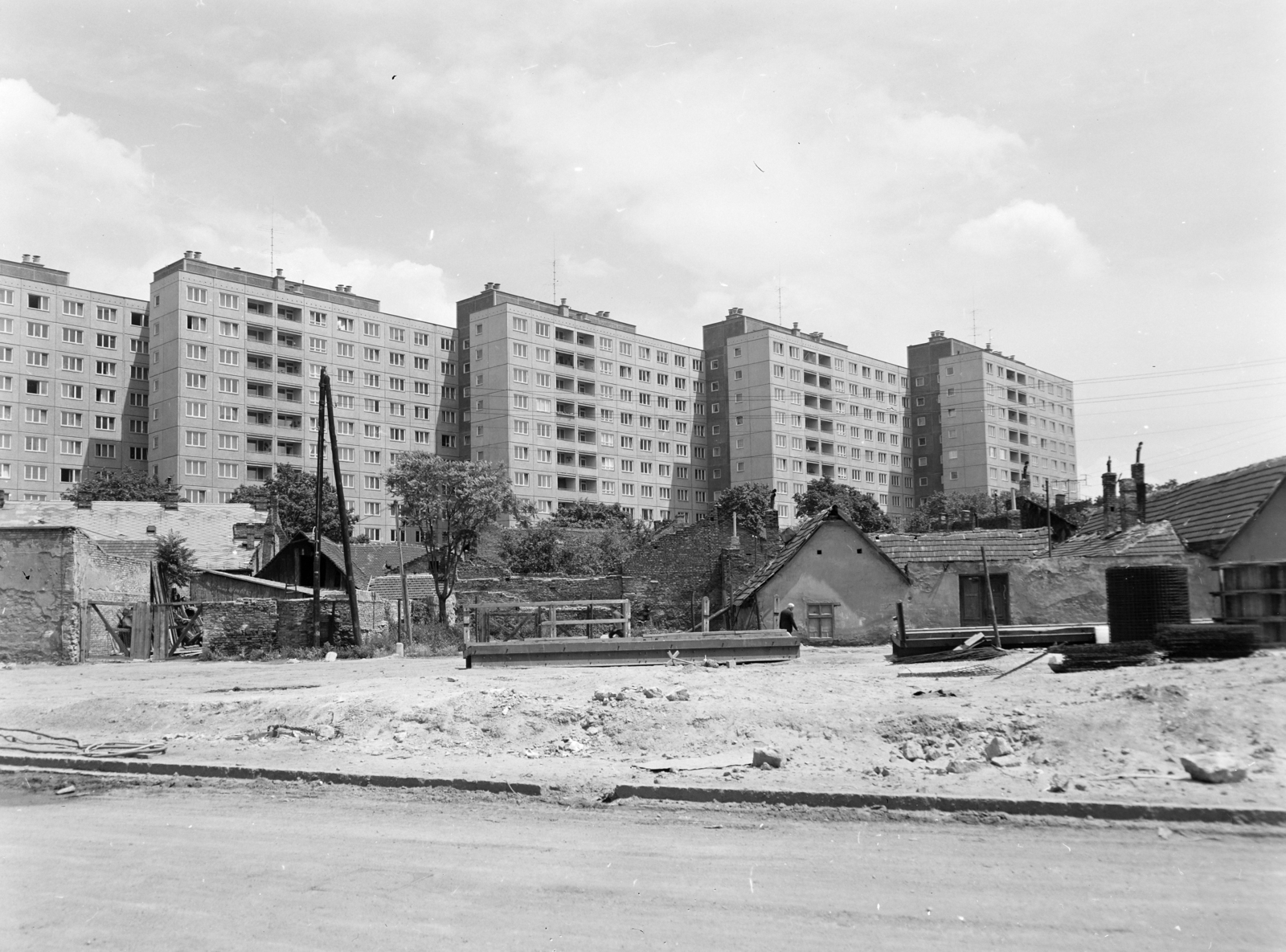Hungary, Óbuda, Budapest III., Szőlő utca, szemben a Szőlőkert utca bontásra ítélt házai, háttérben a Vörösvári út épületei., 1971, FŐFOTÓ, Budapest, Fortepan #215015