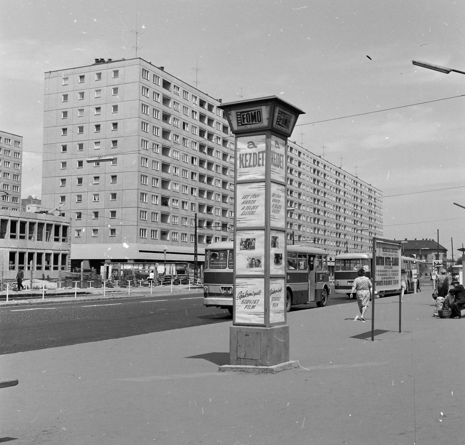 Hungary, Óbuda, Budapest III., Szentendrei út, a Fővárosi Moziüzemi Vállalat (FŐMO) által forgalmazott filmek hirdetőoszlopa a Miklós utcai autóbusz-végállomáson., 1971, FŐFOTÓ, pharmacy, Budapest, Fortepan #215016