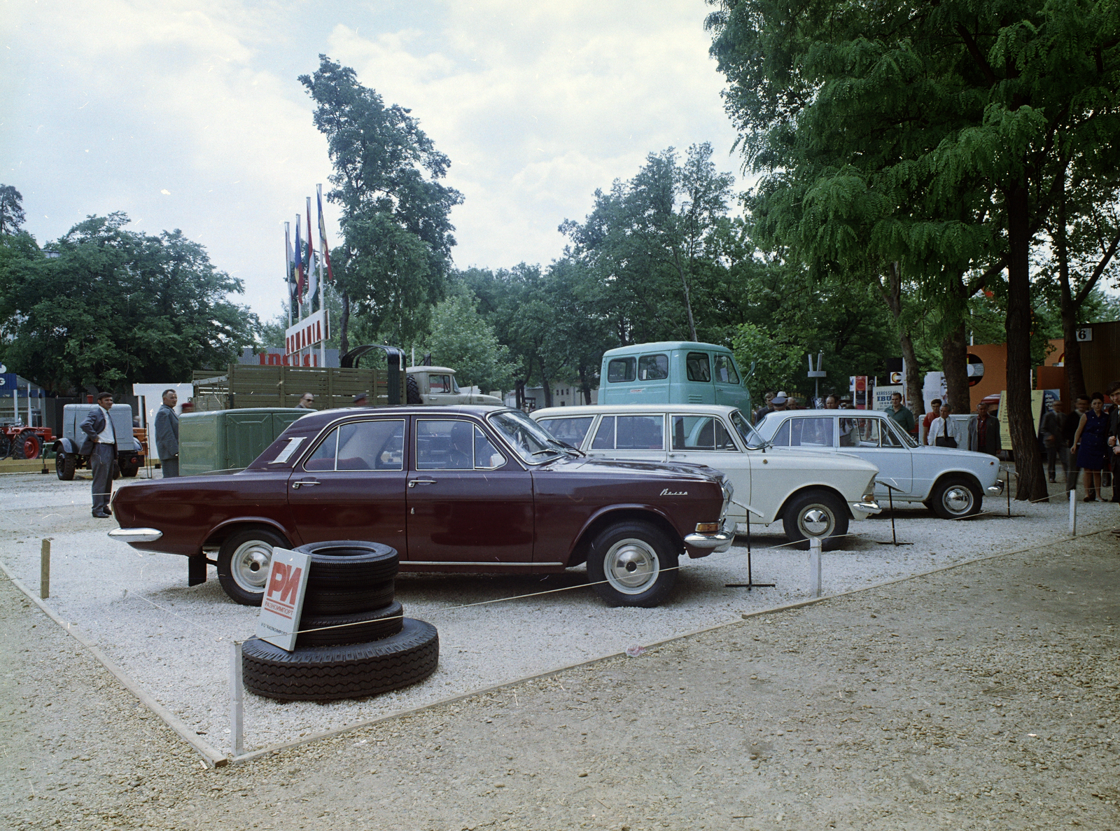 Hungary, Budapest XIV., szovjet személygépjárművek kiállítása., 1971, FŐFOTÓ, Budapest, Fortepan #215022