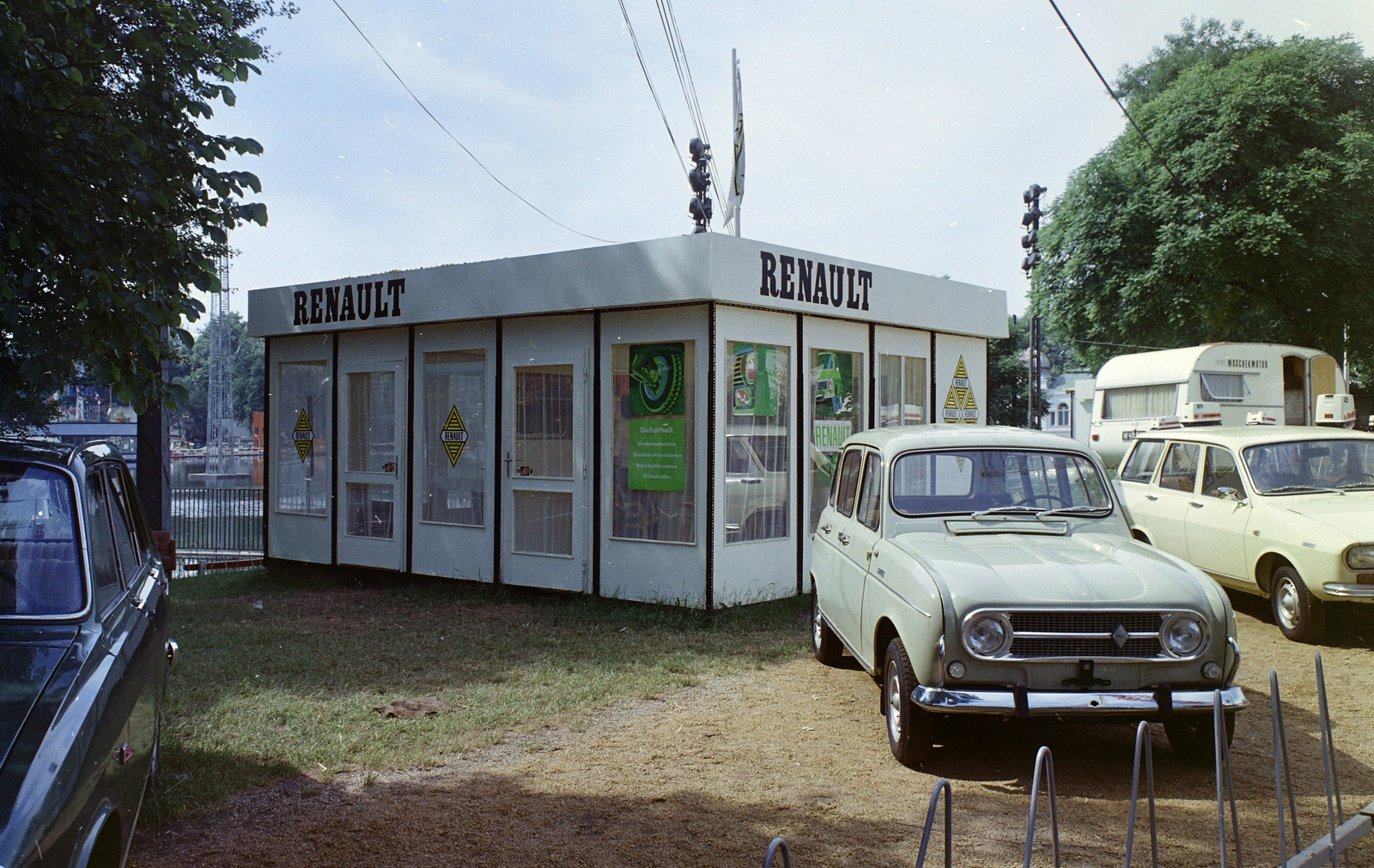 Hungary, Budapest XIV., francia Renault személygépjárművek kiállítása., 1971, FŐFOTÓ, colorful, Renault-brand, Budapest, Fortepan #215033