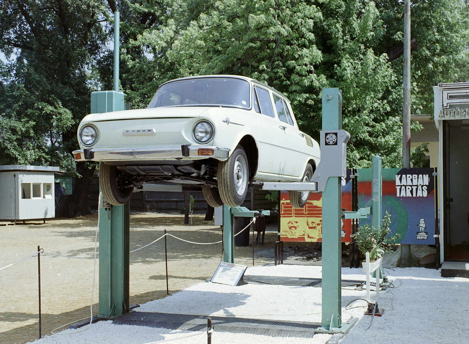 Magyarország, Városliget,Budapesti Nemzetközi Vásár, Budapest XIV., kétoszlopos csápos autóemelő bemutatója a szabadtéri kiállítási területen., 1971, FŐFOTÓ, Skoda 100, Budapest, Fortepan #215037