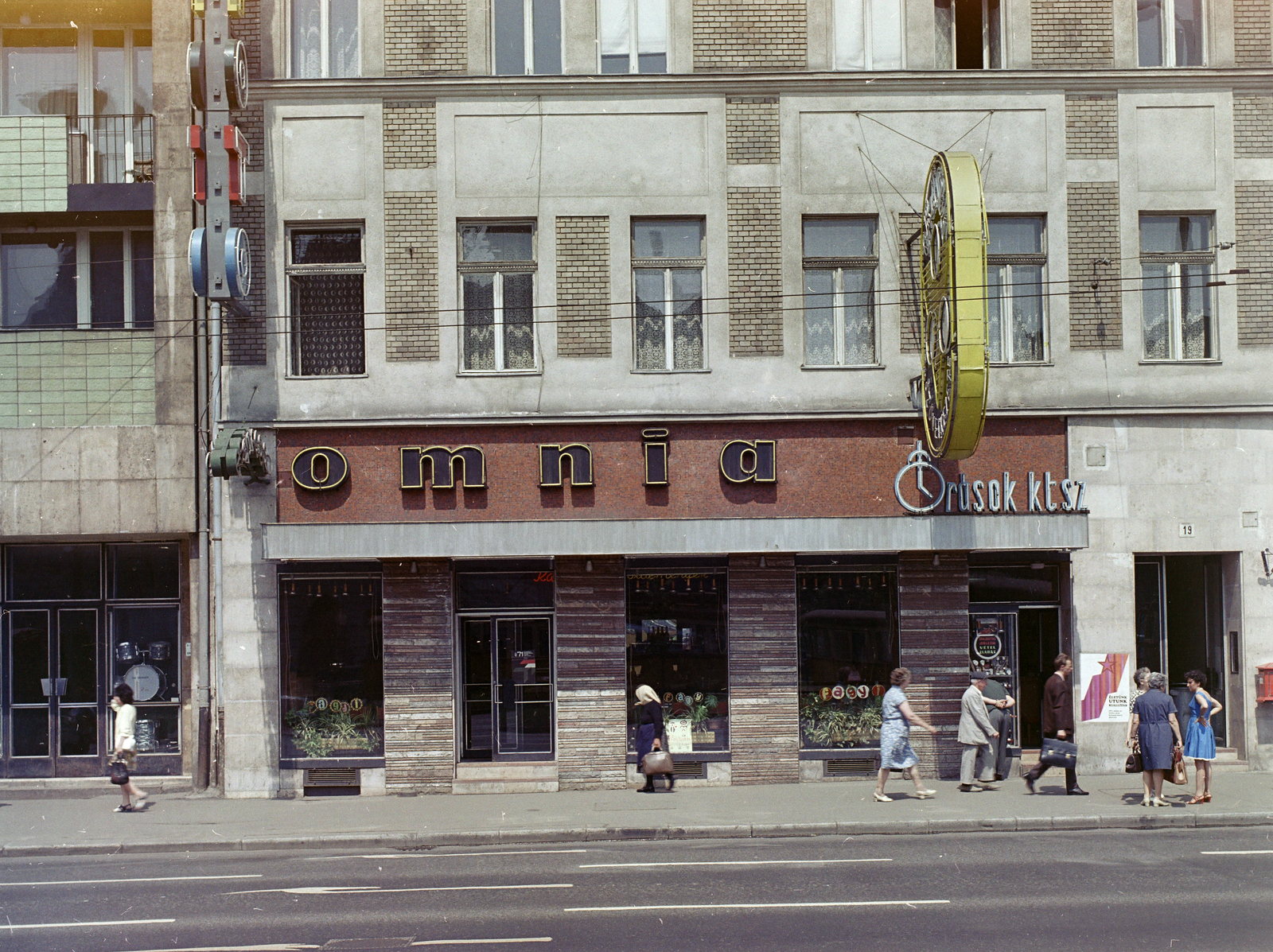 Hungary, Budapest VII., Baross tér 19., 1971, FŐFOTÓ, Budapest, clockmaker, Omnia-brand, Fortepan #215038