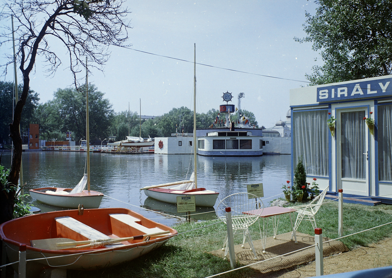 Hungary, Budapest XIV., a balatonkenesei Sirály Vas- és Műanyagfeldolgozó KTSZ vitorlásainak kiállítása a Városligeti-tó partjánál, háttérben a Ganz Hajó- és darugyár pavilonja., 1971, FŐFOTÓ, Budapest, Fortepan #215043