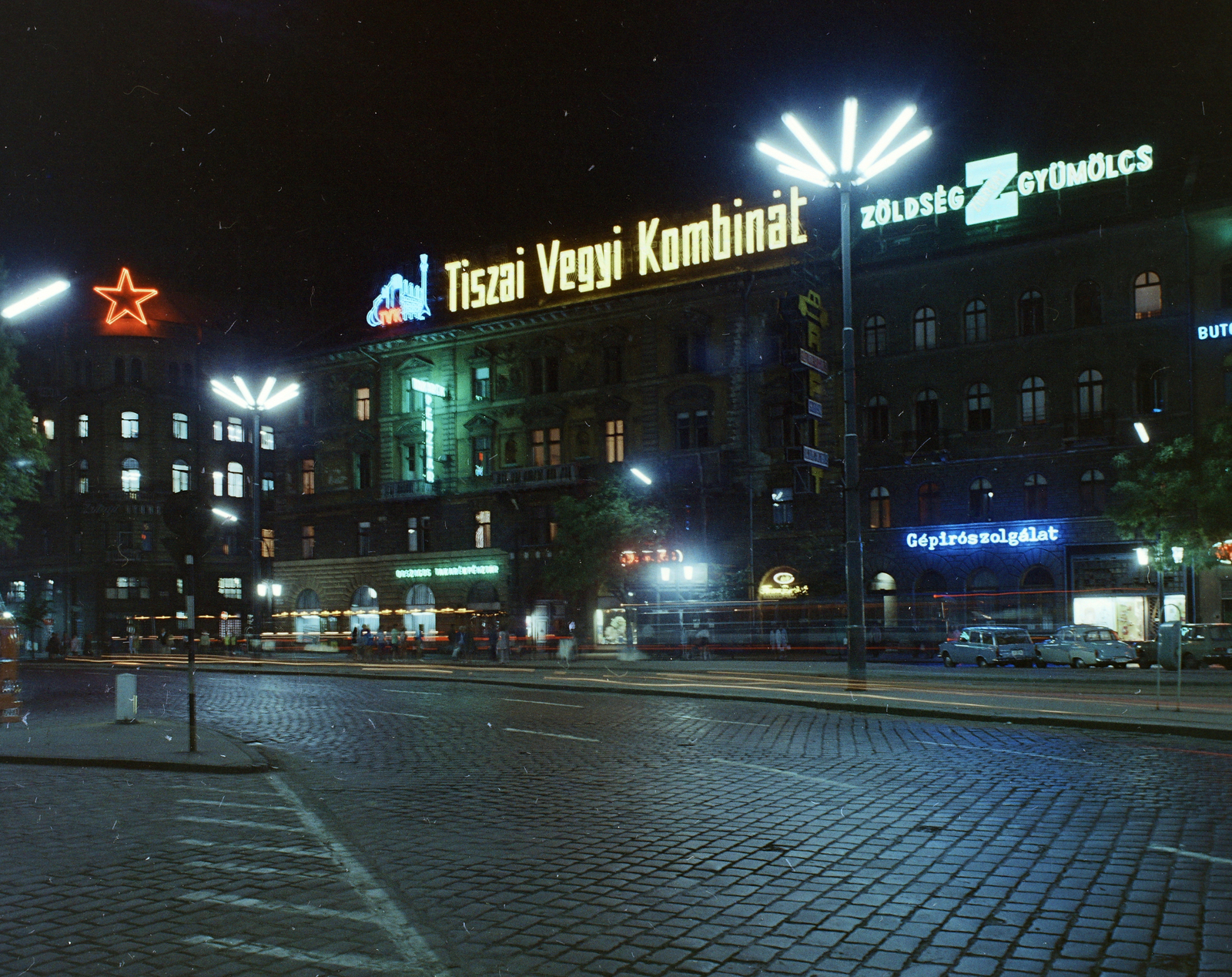 Magyarország, Budapest V., Nyugati (Marx) tér, balra a Stollár Béla utca torkolata a Bajcsy-Zsilinszky útnál., 1971, FŐFOTÓ, Budapest, vörös csillag, Tiszai Vegyi Kombinát, Fortepan #215049