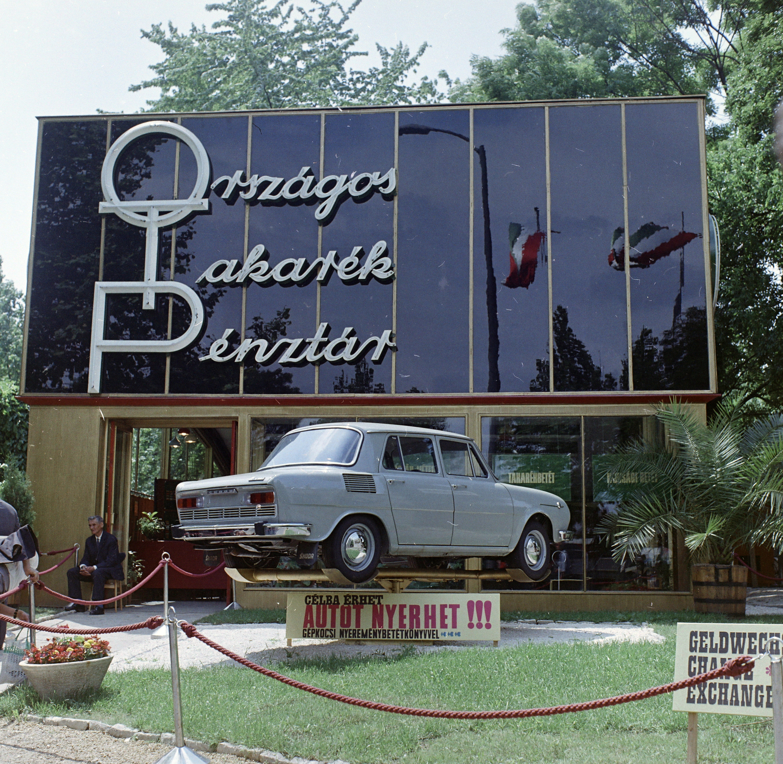 Hungary, Budapest XIV., gépkocsi nyereménybetétkönyv reklámja az OTP pavilonja előtt., 1971, FŐFOTÓ, Budapest, colorful, Fortepan #215067