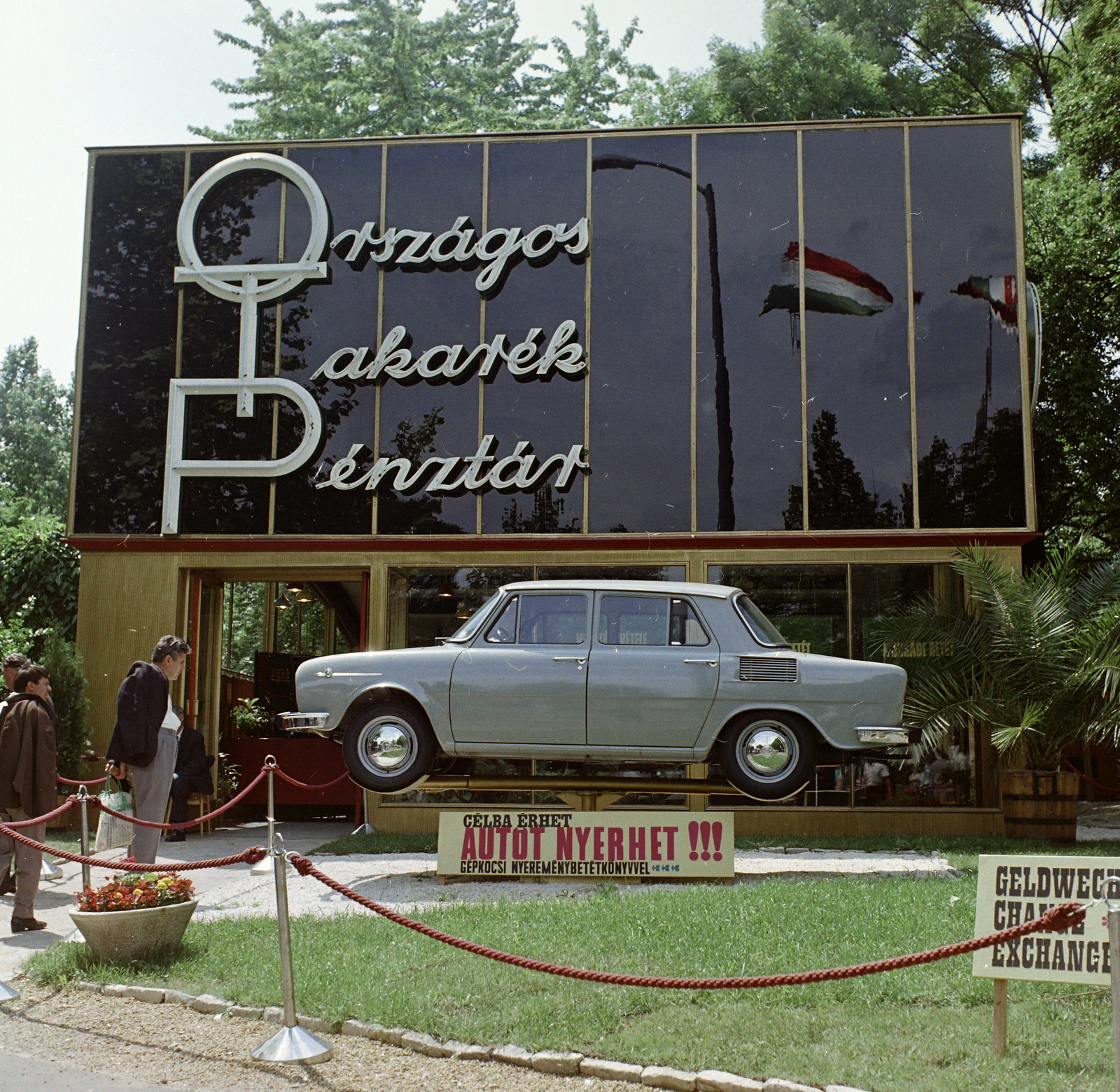 Hungary, Budapest XIV., gépkocsi nyereménybetétkönyv reklámja az OTP pavilonja előtt., 1971, FŐFOTÓ, ad, Skoda-brand, exhibition, Best of, Budapest, Fortepan #215068