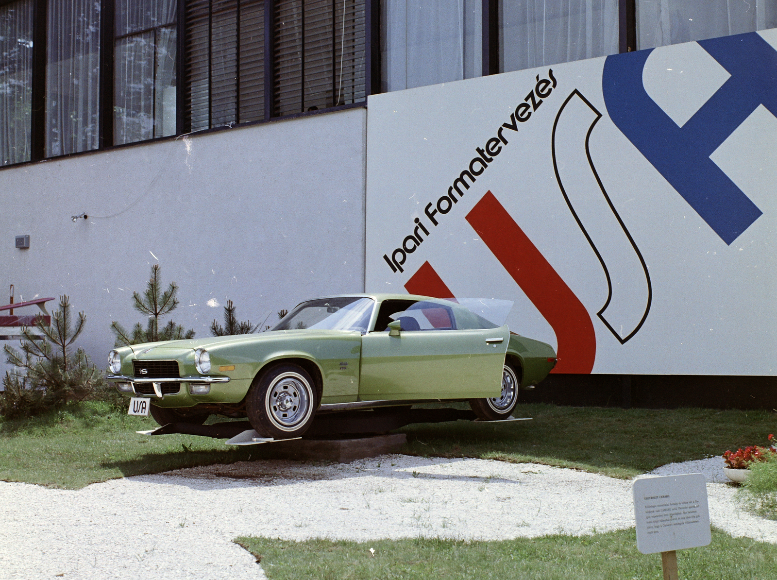 Magyarország, Városliget,Budapesti Nemzetközi Vásár, Budapest XIV., Chevrolet Camaro típusú személygépjármű a szabadtéri kiállítási területen az USA pavilonja előtt., 1971, FŐFOTÓ, színes, Chevrolet-márka, Chevrolet Camaro, Budapest, Fortepan #215070