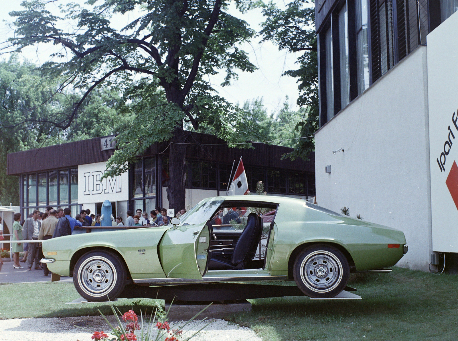 Hungary, Budapest XIV., Chevrolet Camaro típusú személygépjármű a szabadtéri kiállítási területen az USA pavilonja előtt., 1971, FŐFOTÓ, colorful, Chevrolet-brand, Budapest, Fortepan #215071