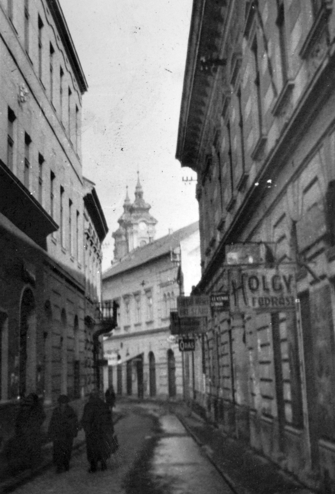 Hungary, Eger, Érsek utca, háttérben a Minorita templom a Dobó István (Kossuth) téren., 1940, Nagy Csilla, street view, Fortepan #21508